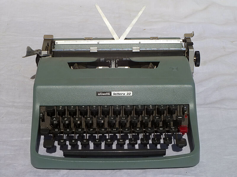 Typewriter, olivetti lettera 32