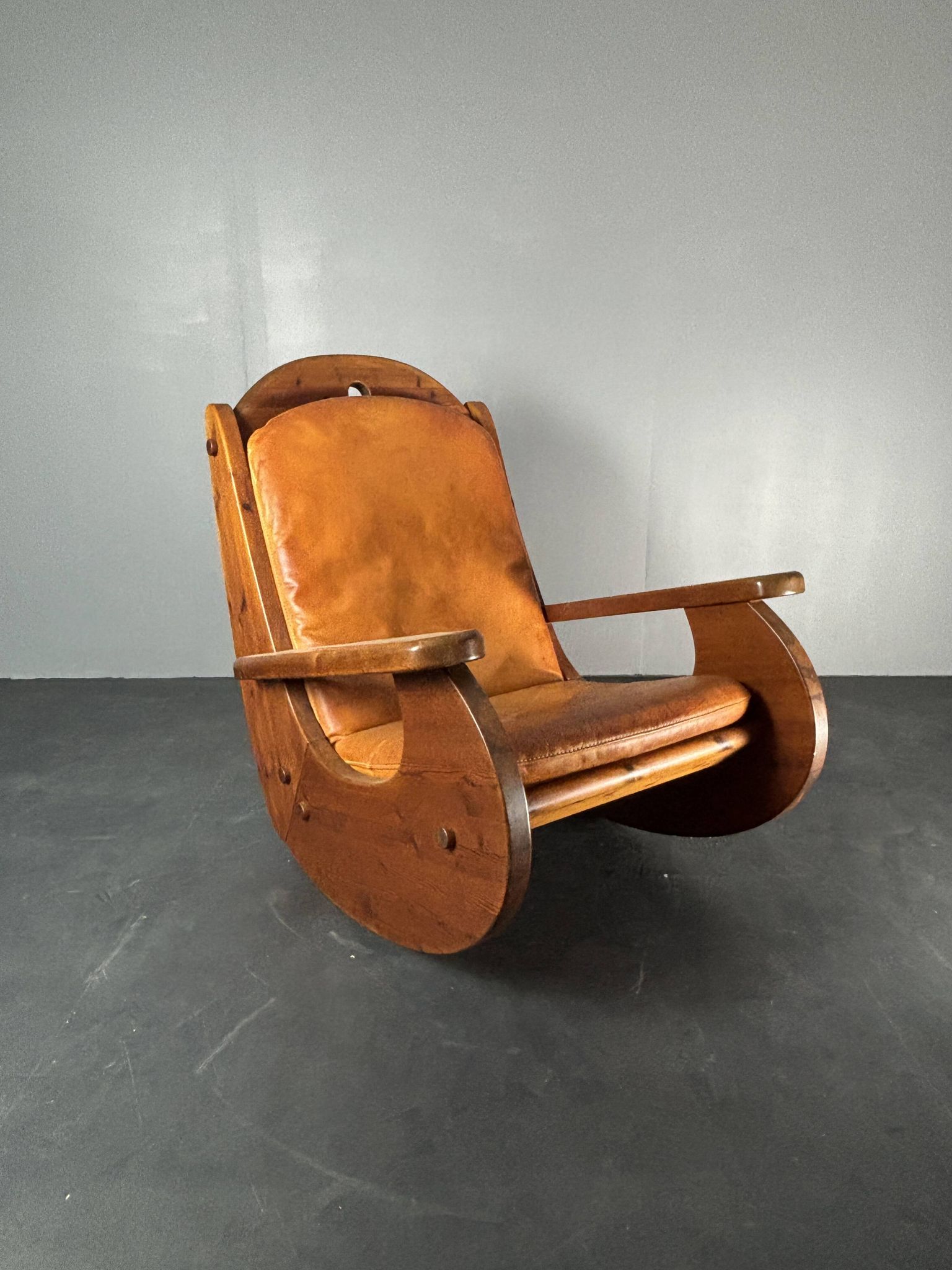 Brutalist pine rocking lounge chair with leather seat by Wasa 1984