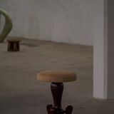 Adjustable Victorian-style piano stool with a jute fabric seat, early 20th century.