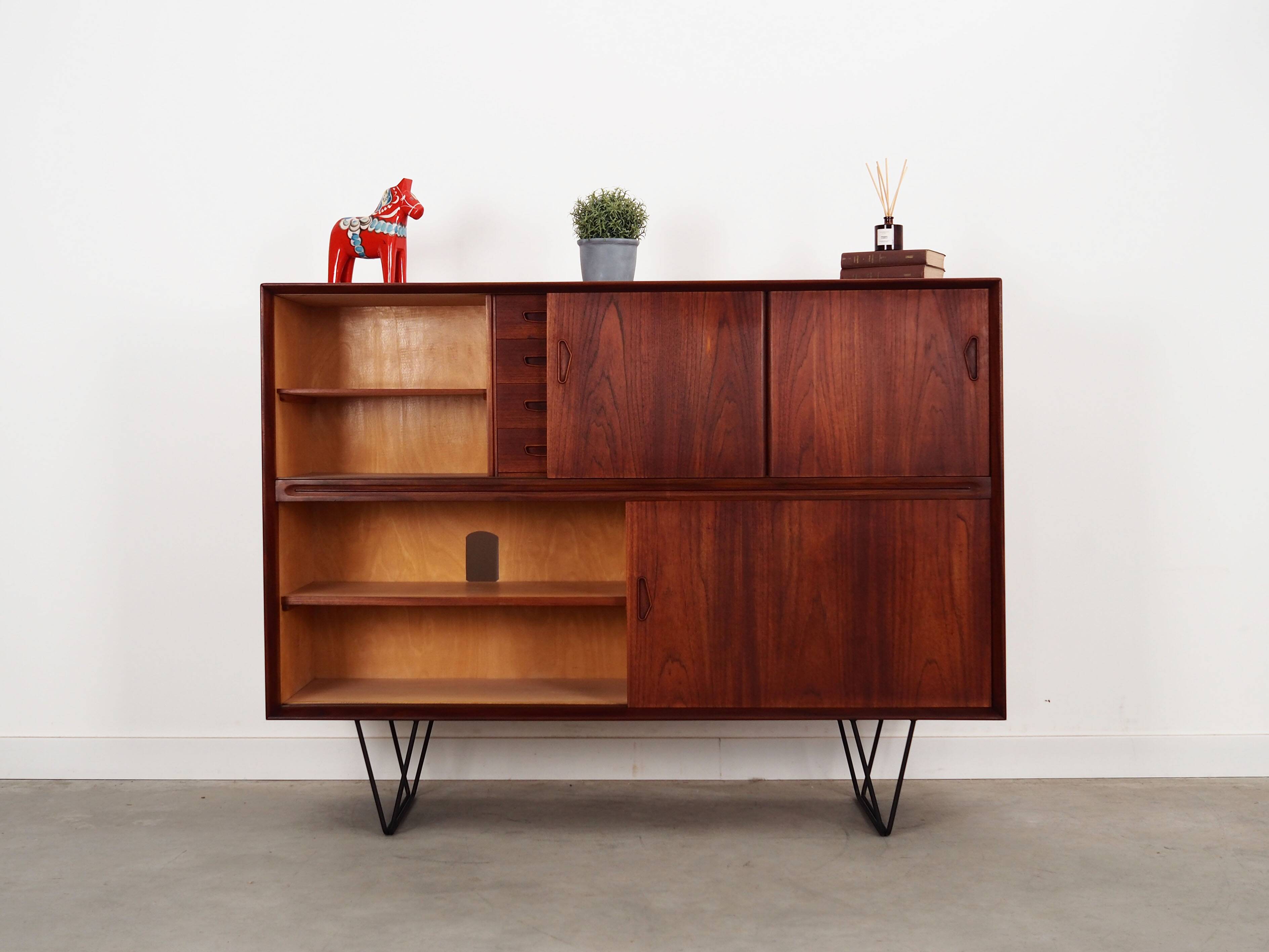 Buffet haut en teck, design danois, années 1970, production : Danemark