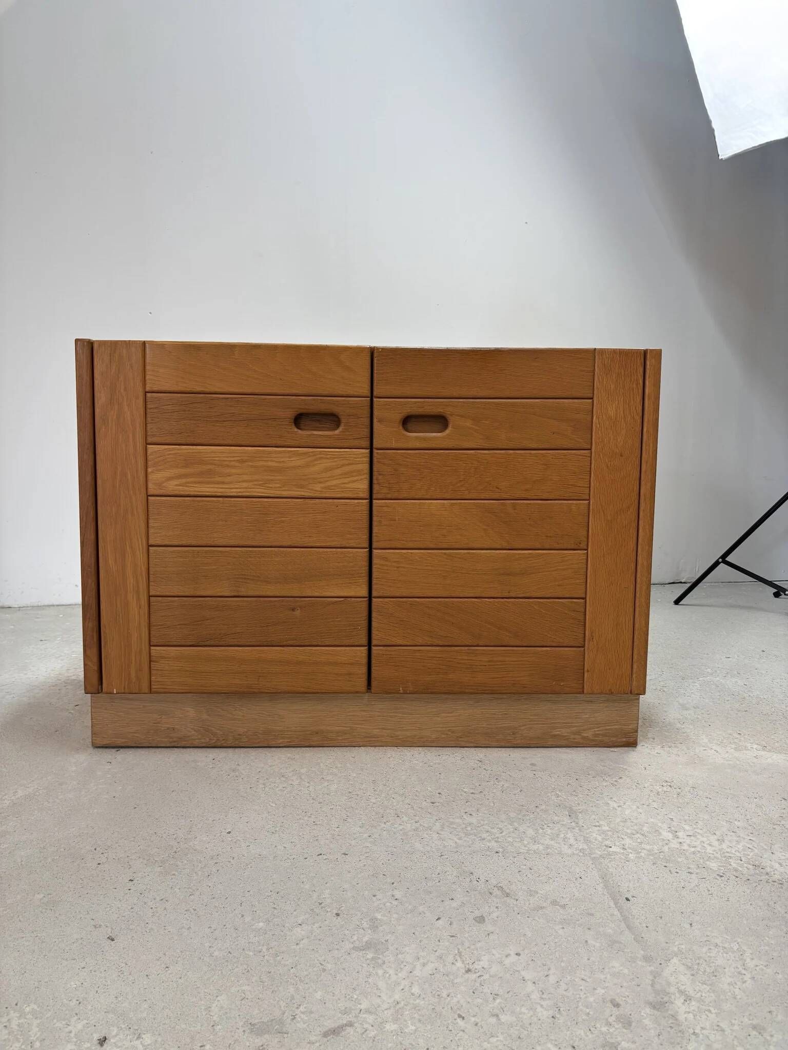 Low buffet with horizontal fronts and recessed handles in the spirit of the Regain house.