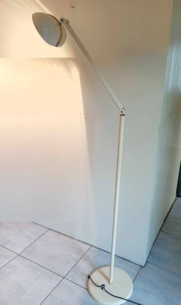 Lampadaire Italien Années 70, Couleur « Beurre Frais » étiquette « Made In Italy ».