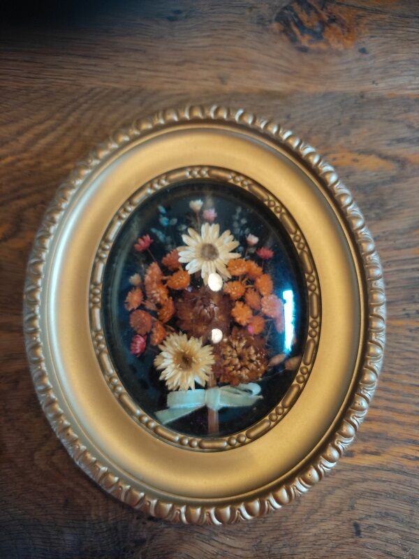 Oval frame with gold patina dried flowers