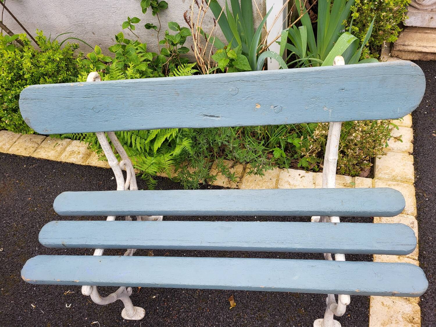 2-seater cast iron garden bench from the 19th century