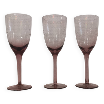 3 flûtes en cristal violet au motifs finement gravés année 70
