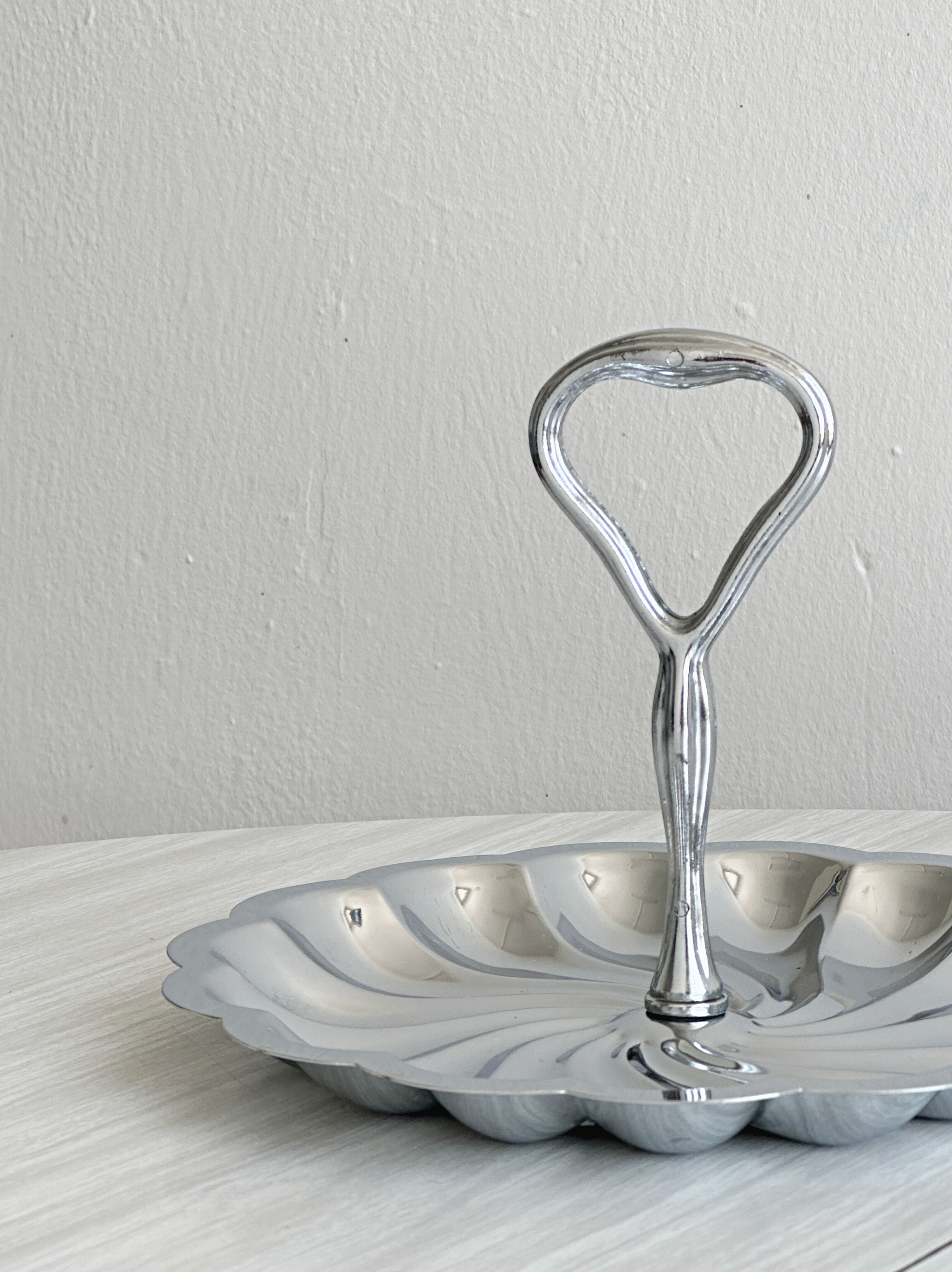 Lightweight metal serving dish