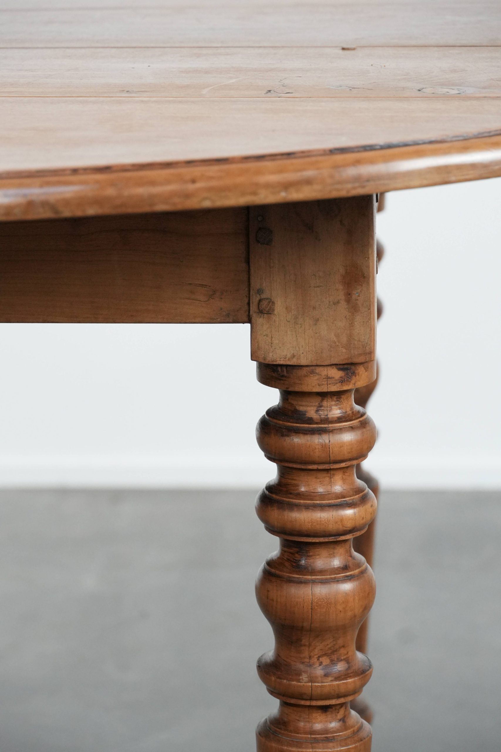 Antique English drop-leaf dining table made of walnut with elegant legs