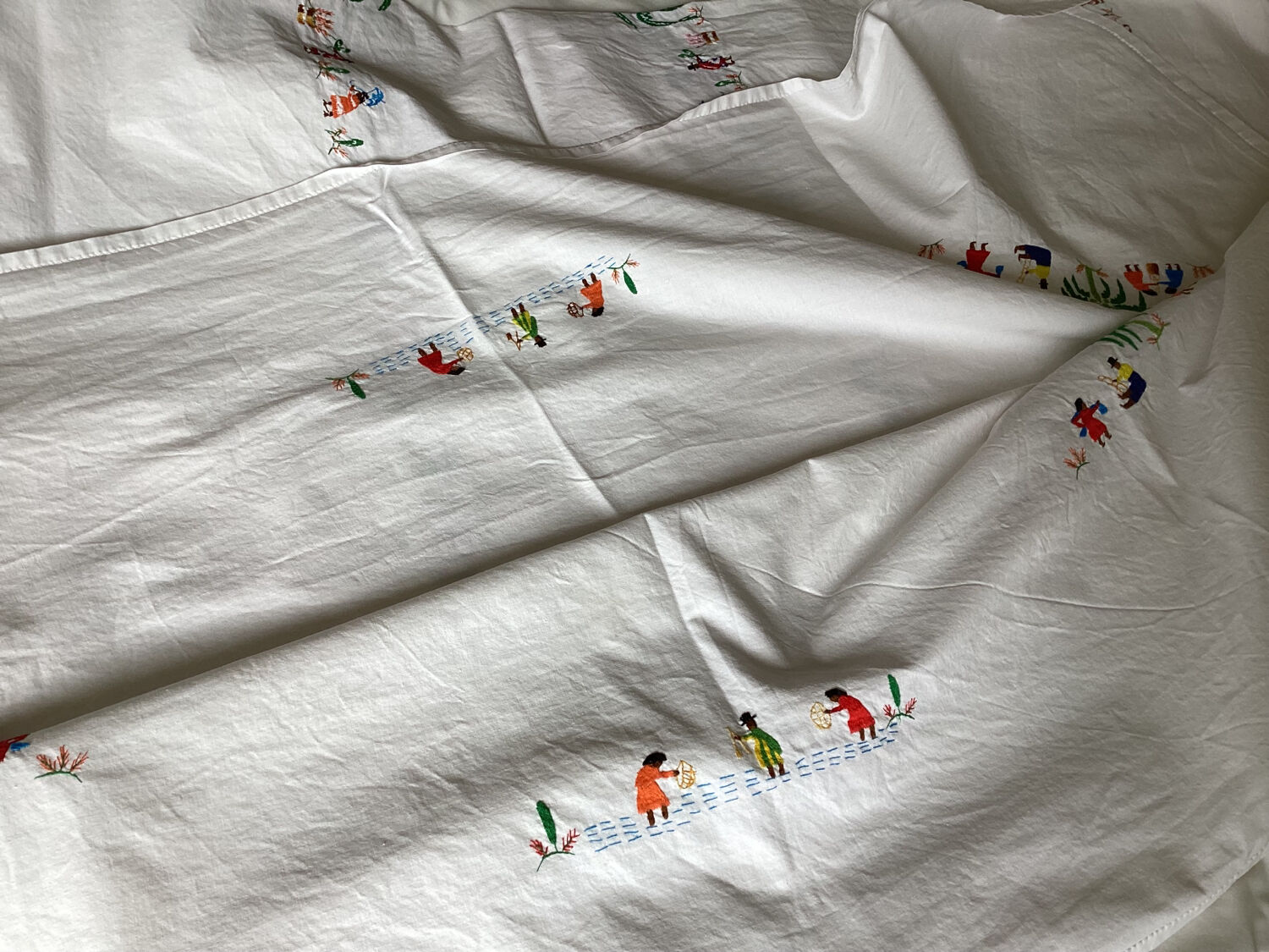 Hand-embroidered tablecloth Malagasy crafts