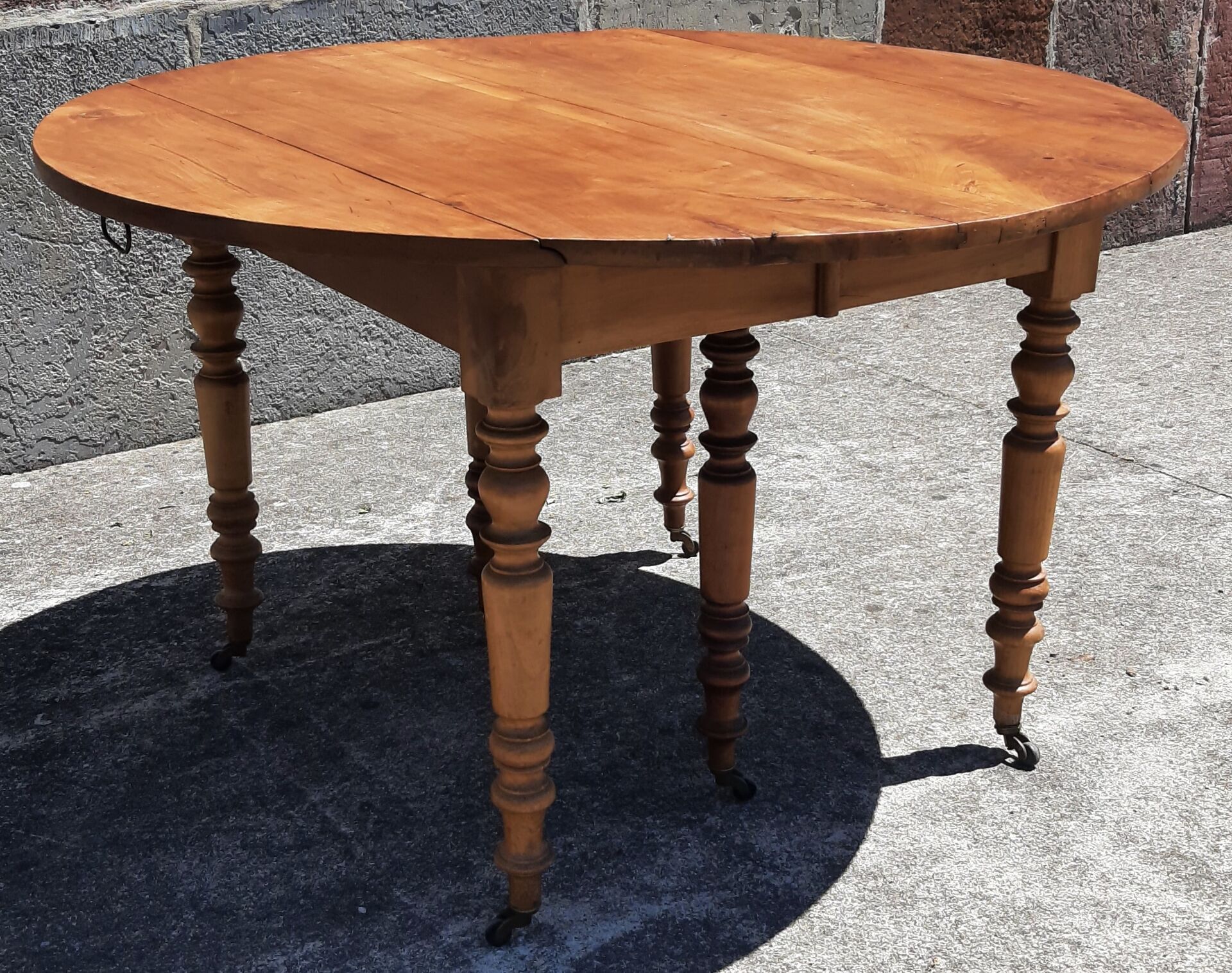 Extendable round table (with extensions and flaps), cherry wood.
