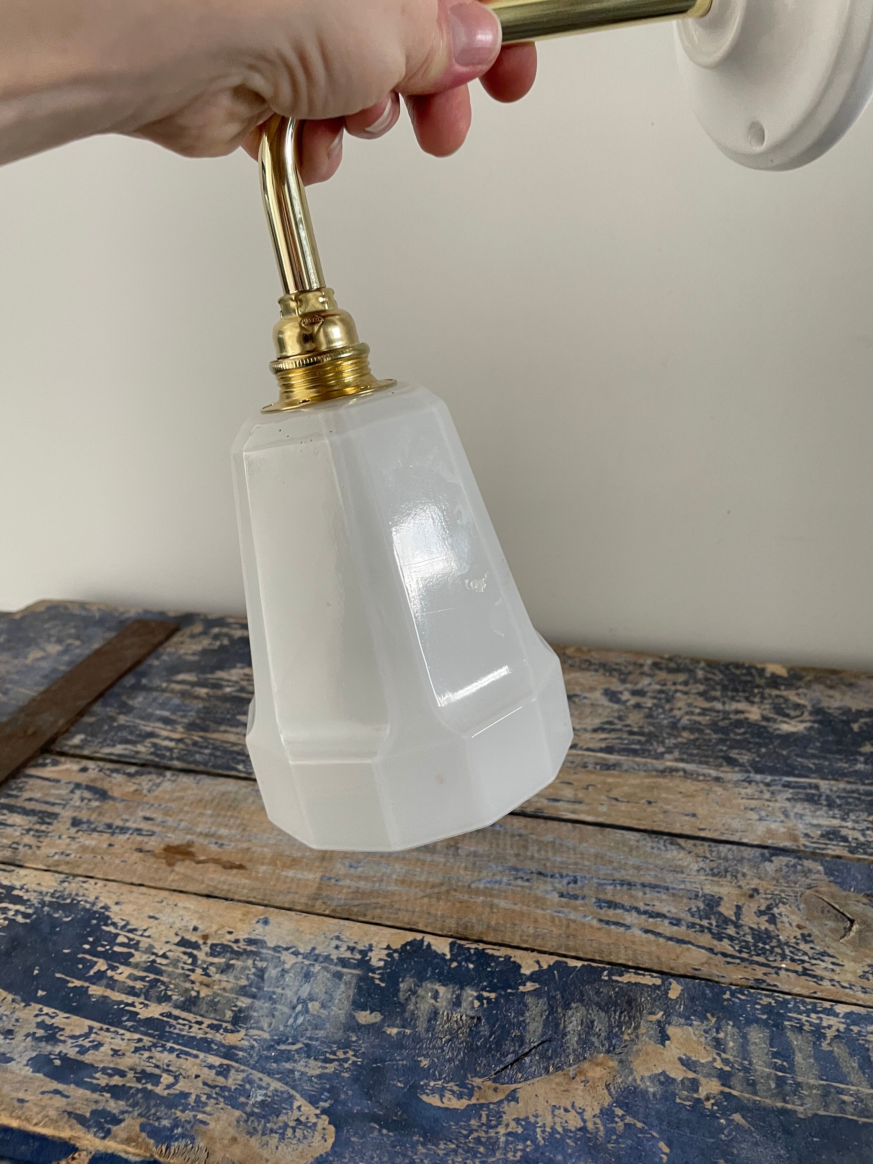 Wall lamp in white opaline and ceramic