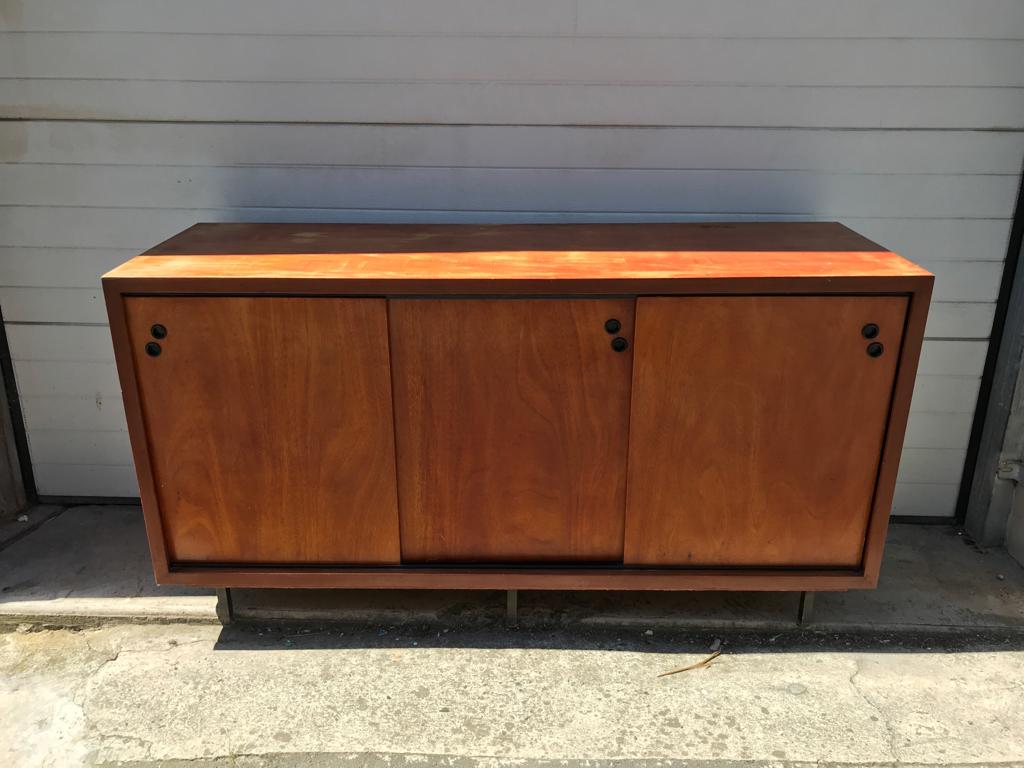 Sliding-door sideboard