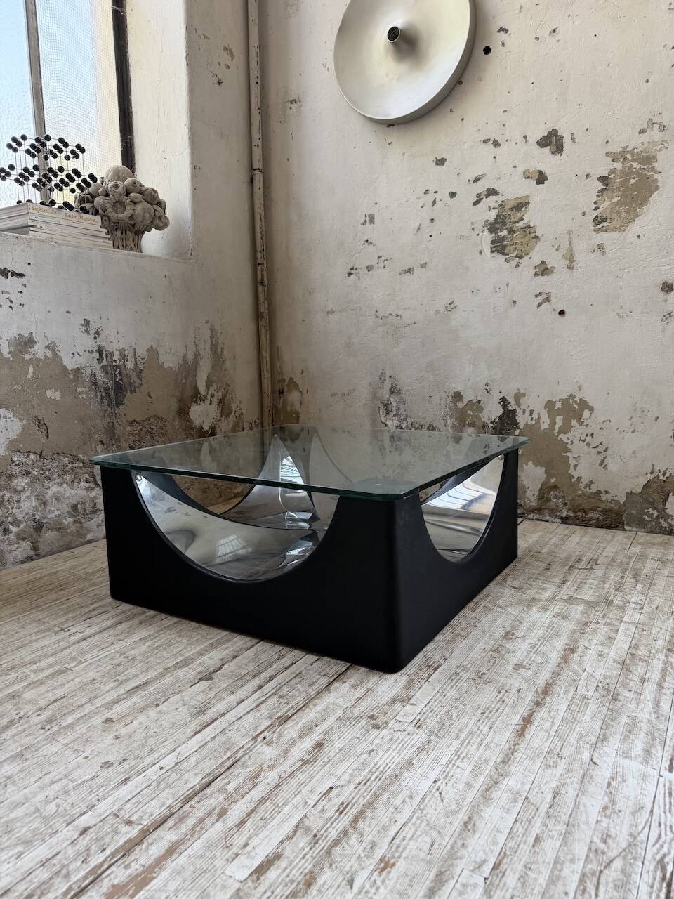 Table basse socle moulé et chrome, années 70