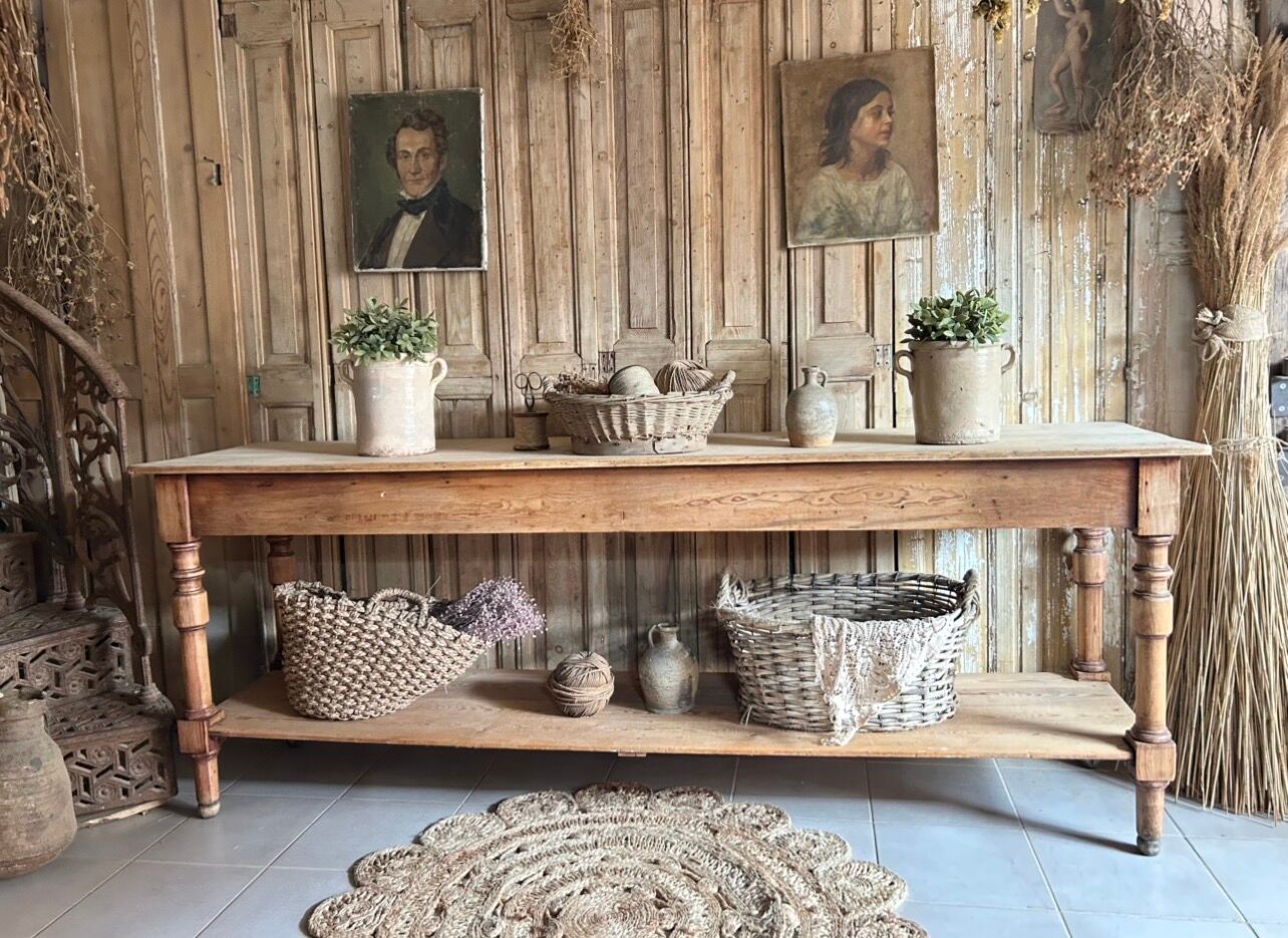 Old cloth merchant's table