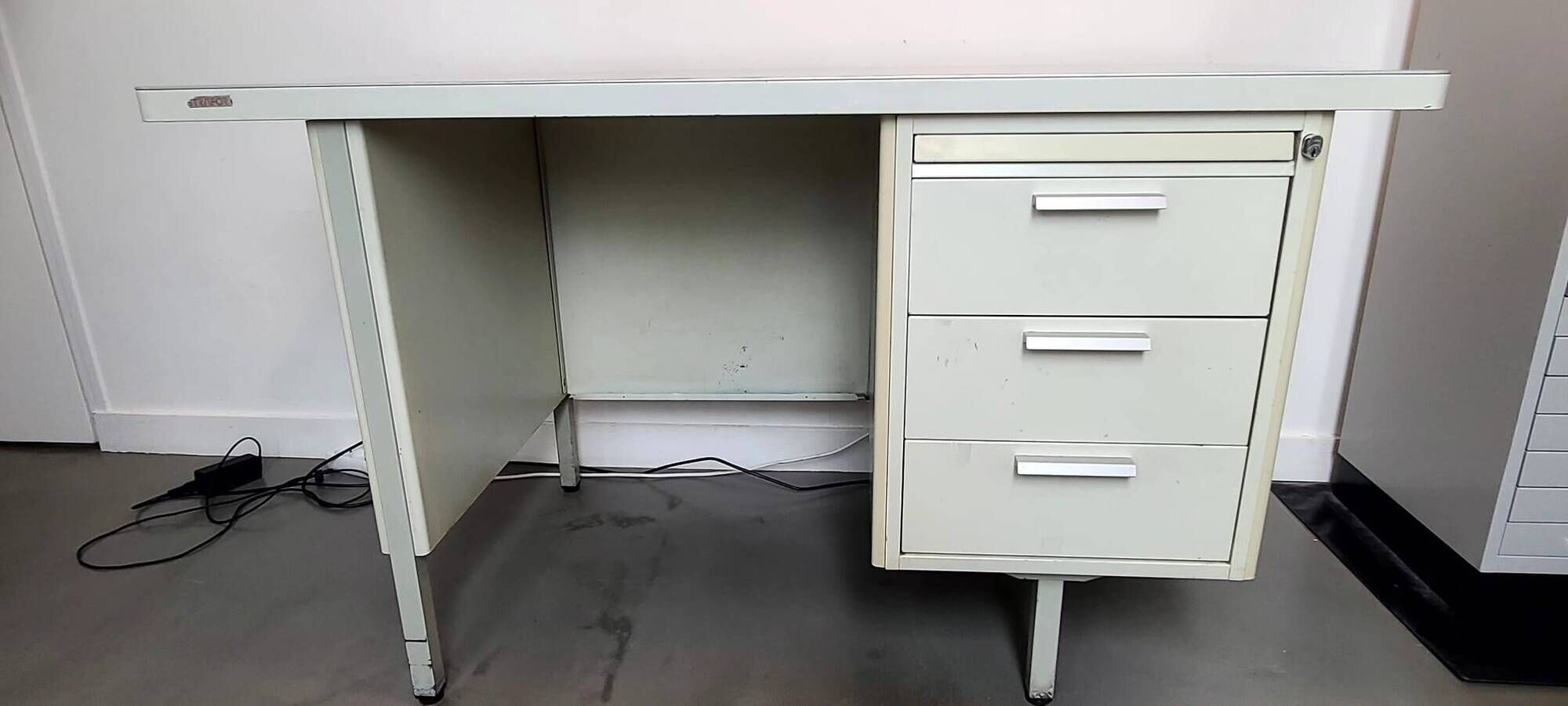 Industrial metal desk Strafor