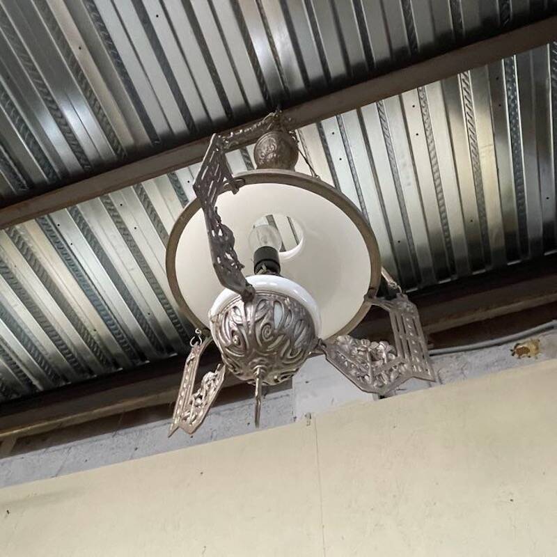 Antico lampadario, stile Liberty, con saliscendi