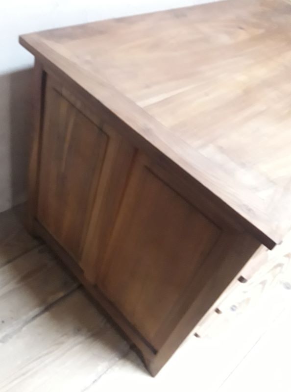 Minister's desk in walnut with drawers