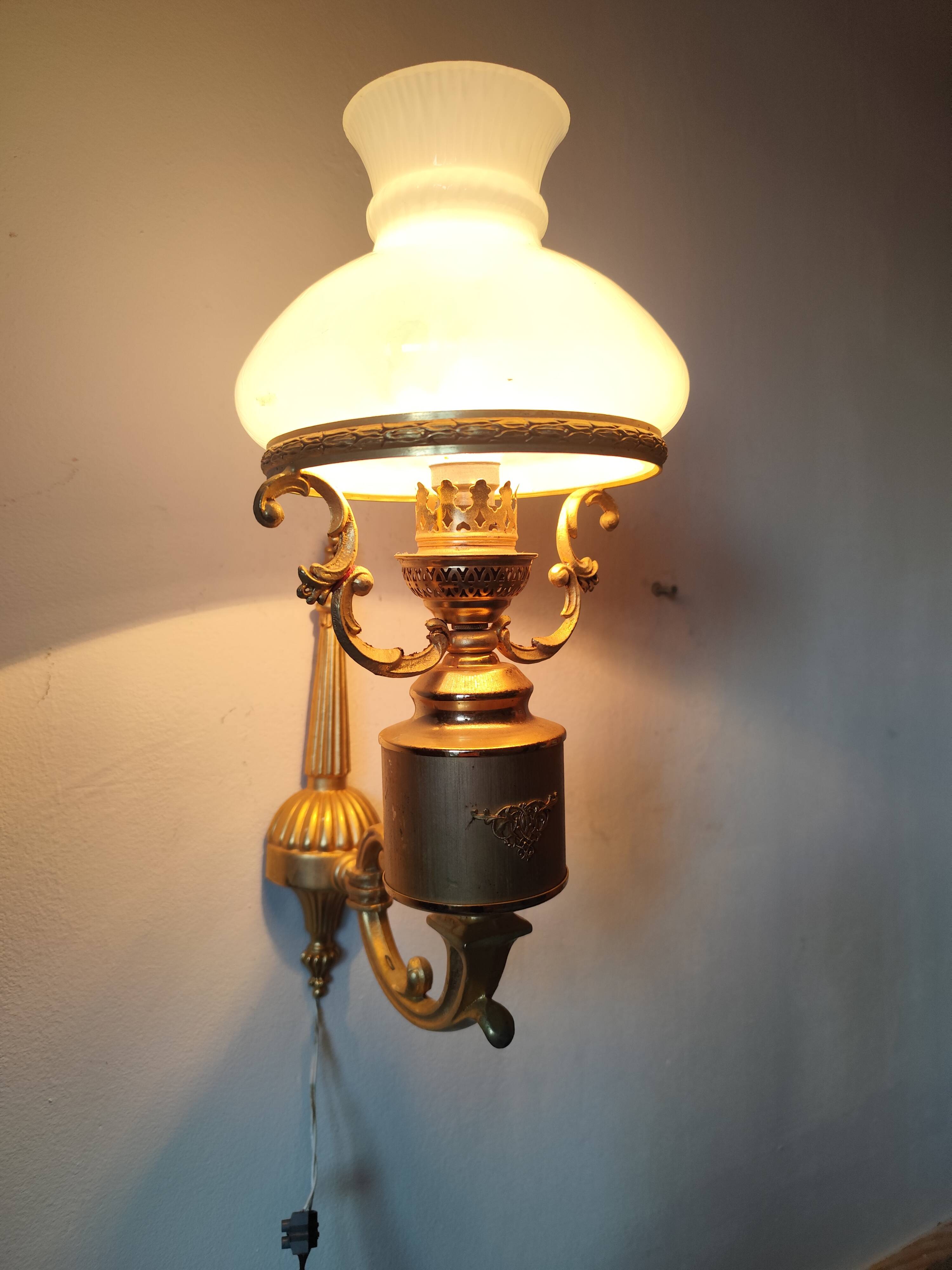 Wall lamp in brass and white opal.