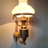 Wall lamp in brass and white opal.