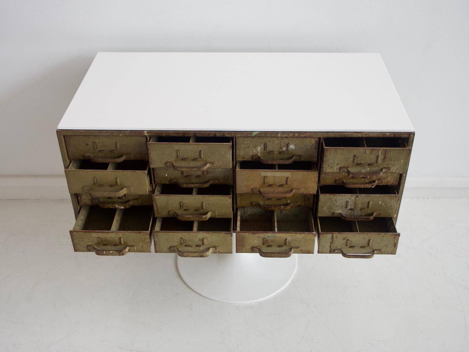 Commode en métal vert armée du milieu du 20e siècle