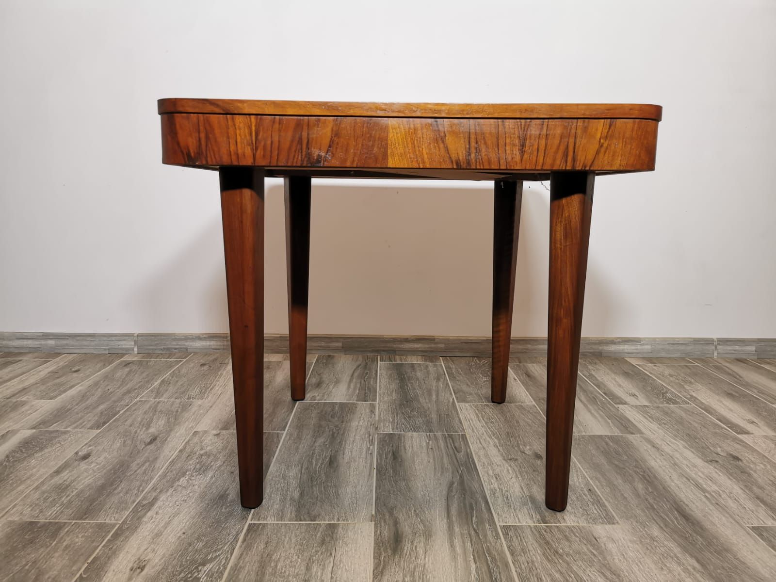 Table à manger par Jindrich Halabala