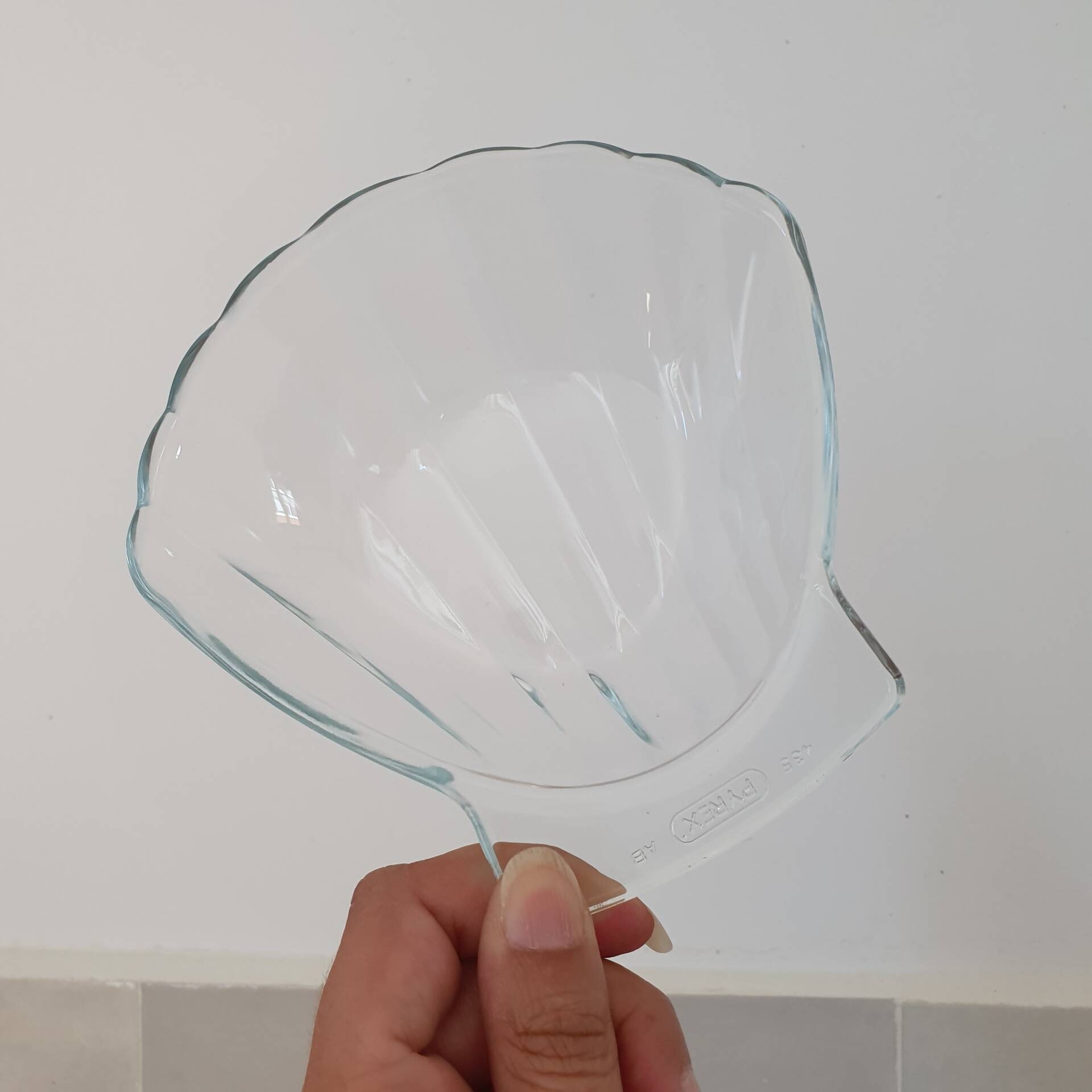 8 small shell-shaped ramekins in transparent glass