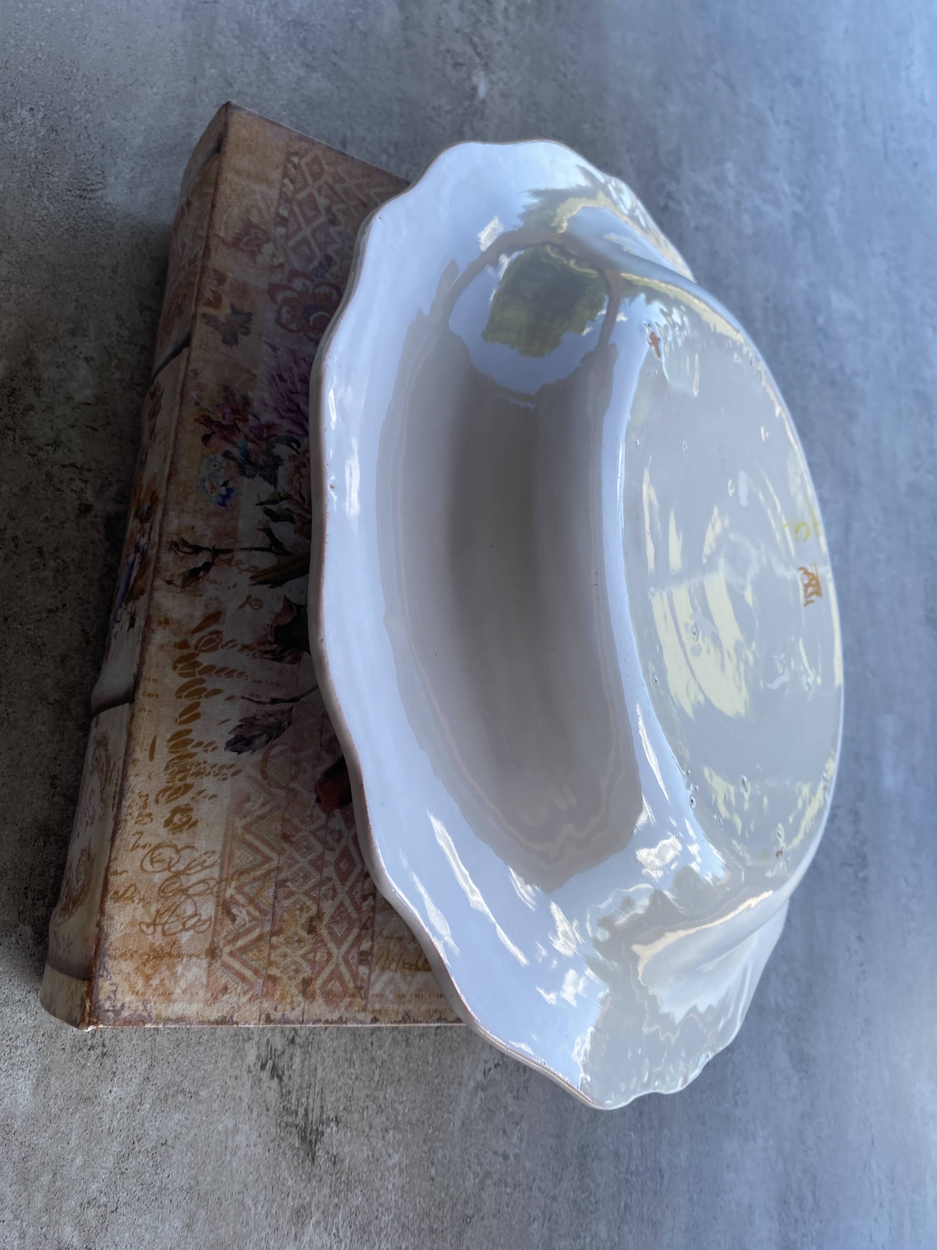 Plat creux en terre cuite émaillée, signé