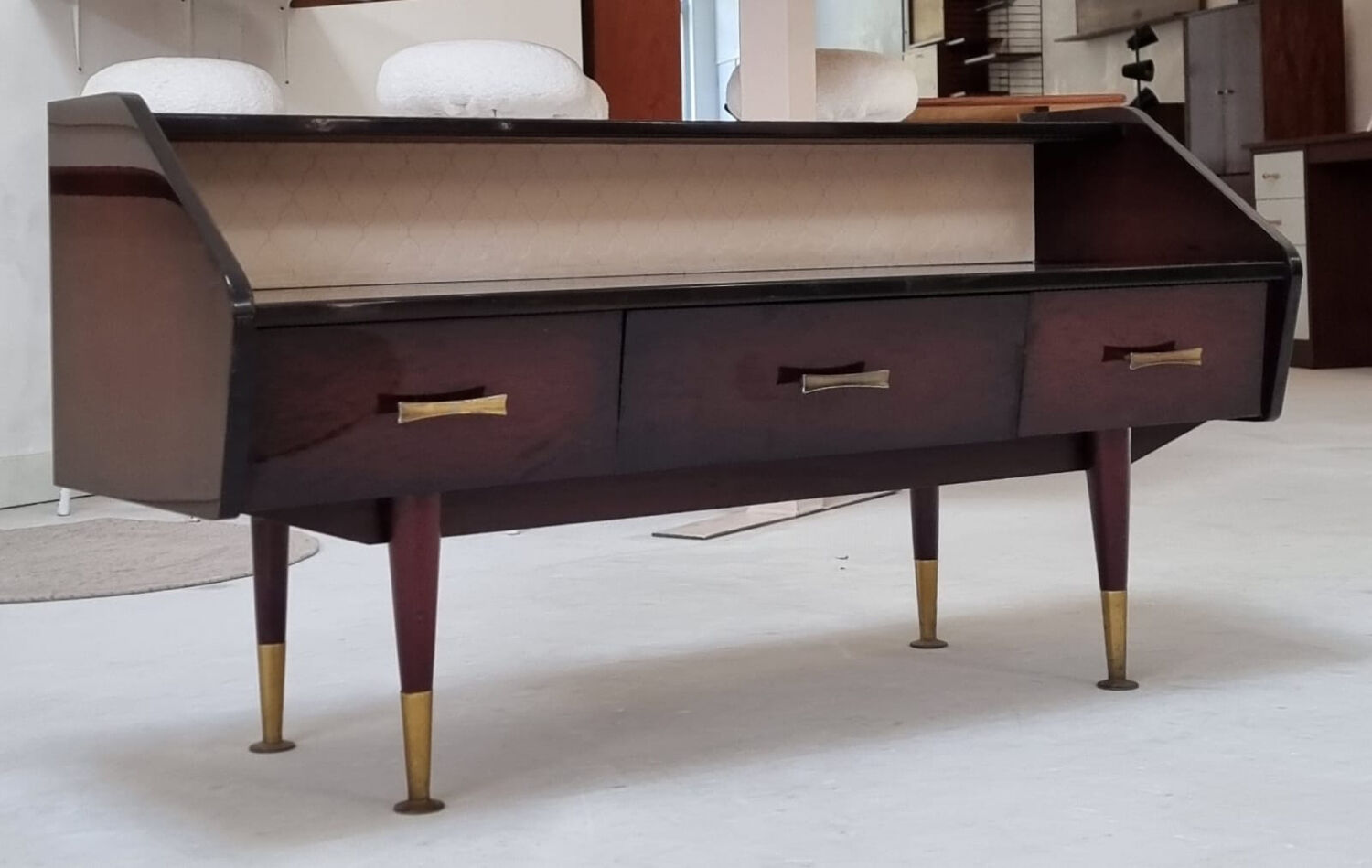 Buffet bas du milieu du siècle