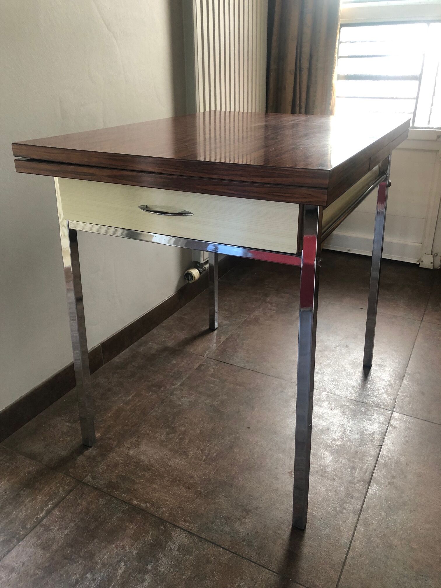 Table en formica avec sa chaise et son tabouret imitation palissandre
