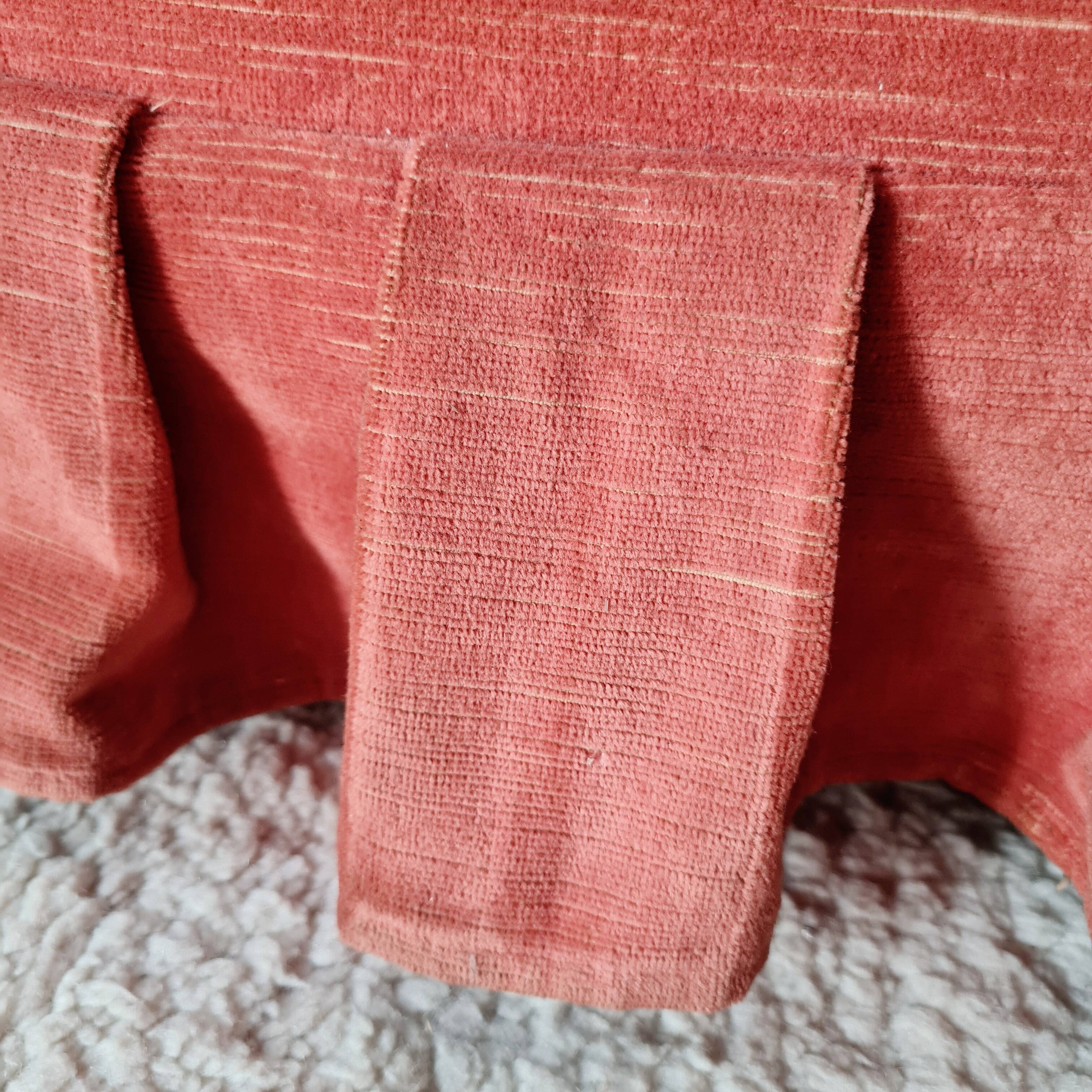 Fauteuil crapaud en velours rouge - jupe