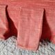 Fauteuil crapaud en velours rouge - jupe