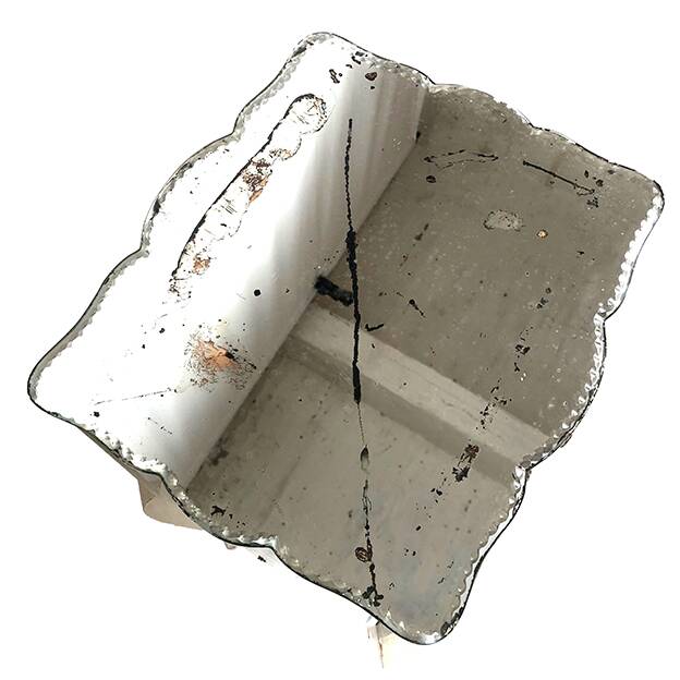 Table de chevet bois laqué, plaqué de miroirs biseautés à décor de feuilles et de fleurs