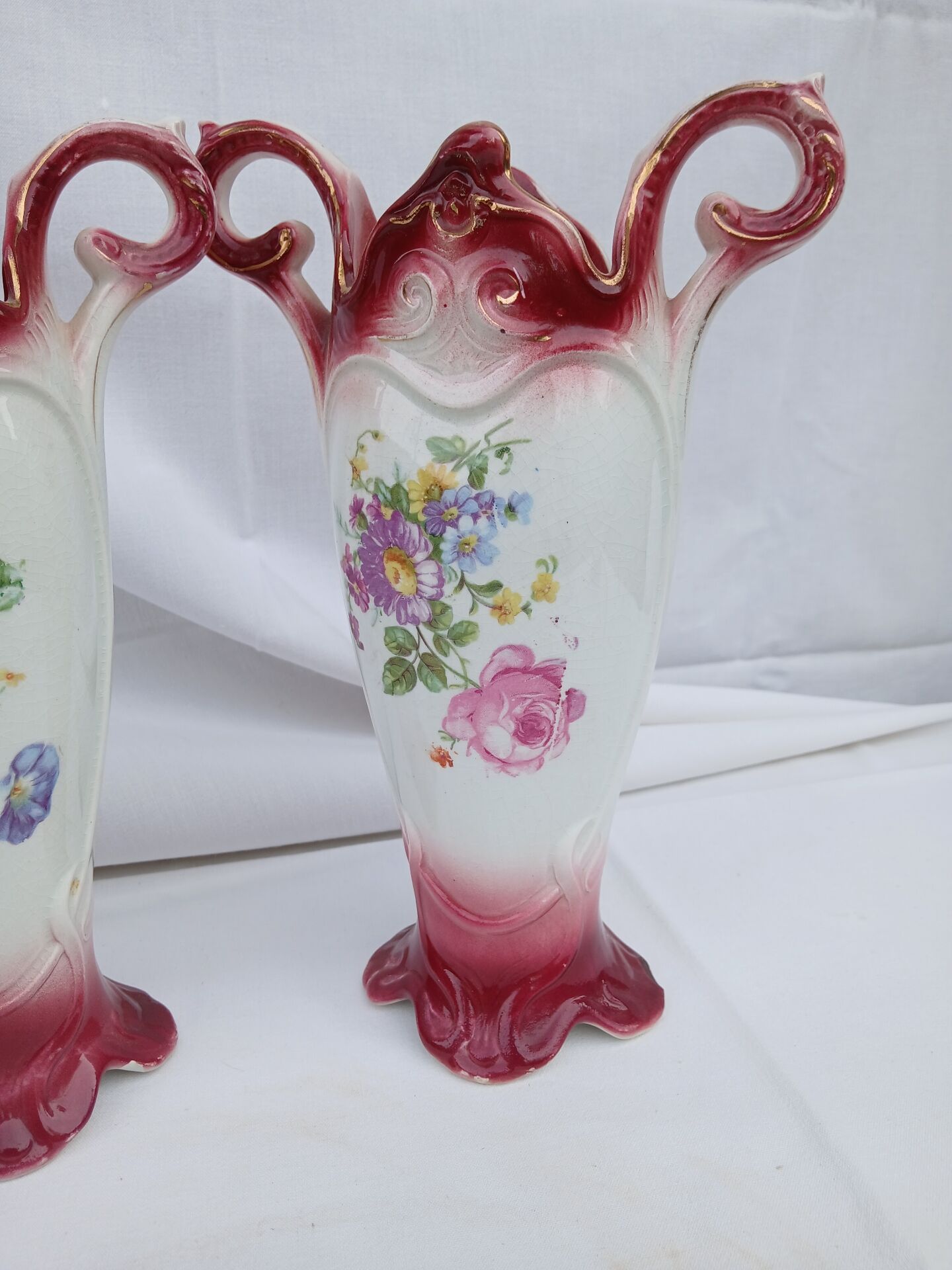 Paire d'anciens vases en barbotine d'Onnaing