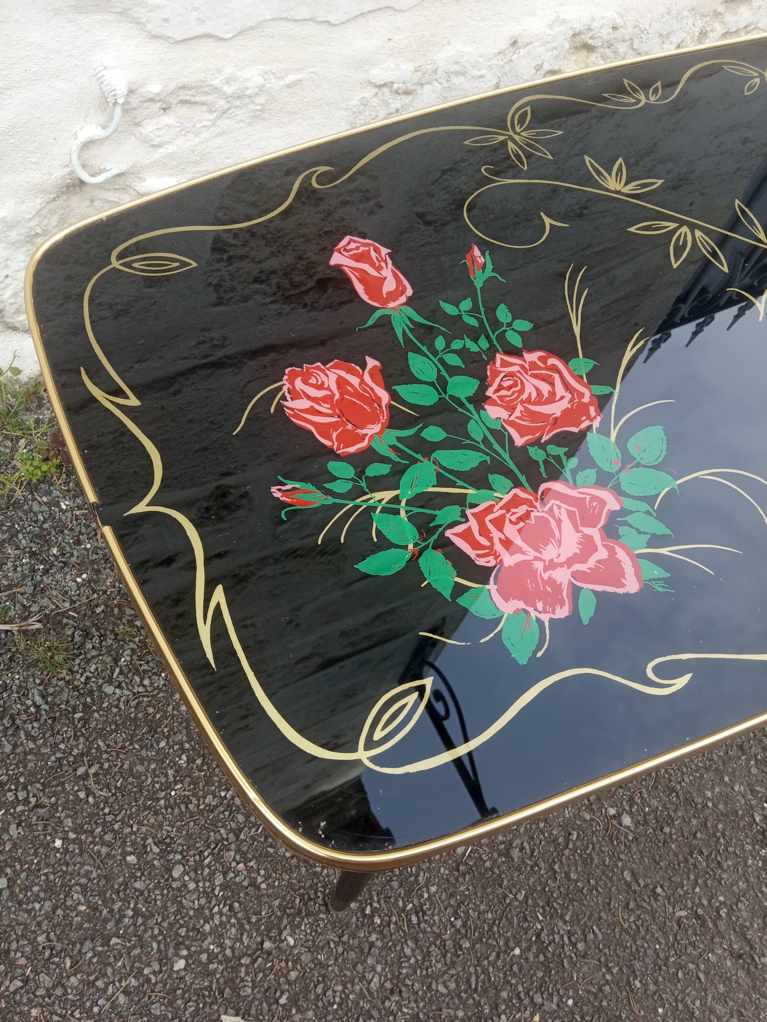 Vintage coffee table floral pattern