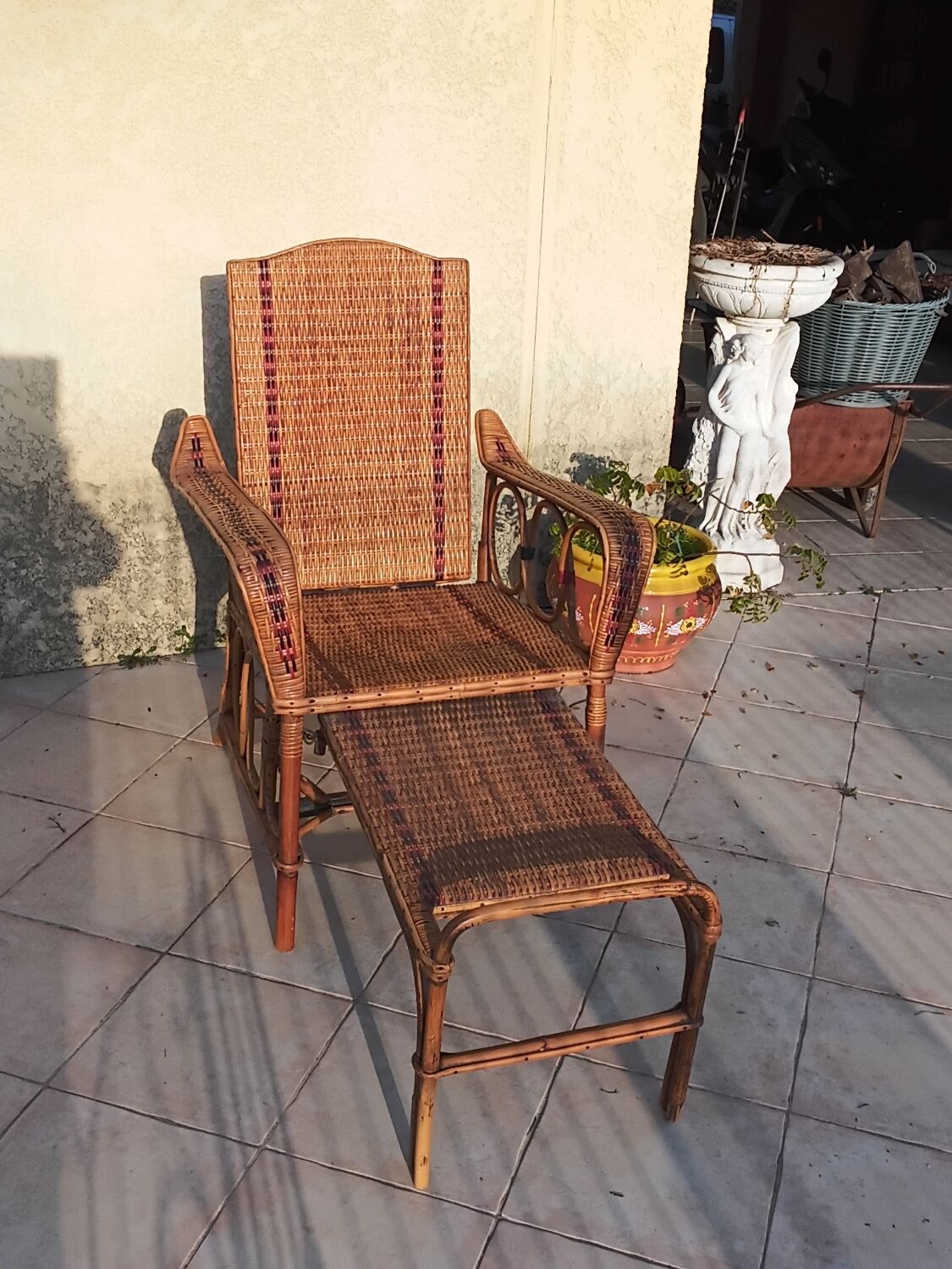 Rattan chaise longue