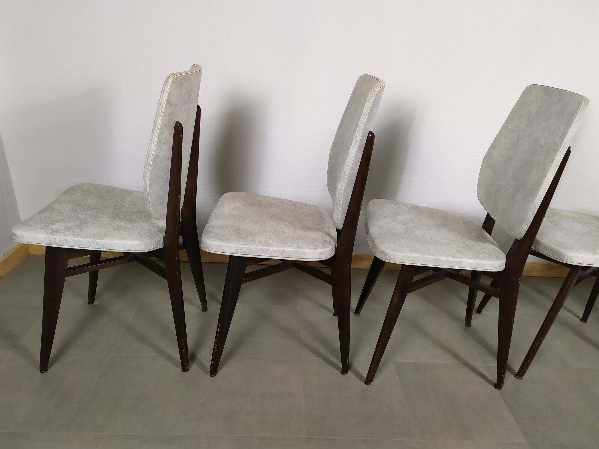 suite of 6 wooden chair and marbled grey white skai