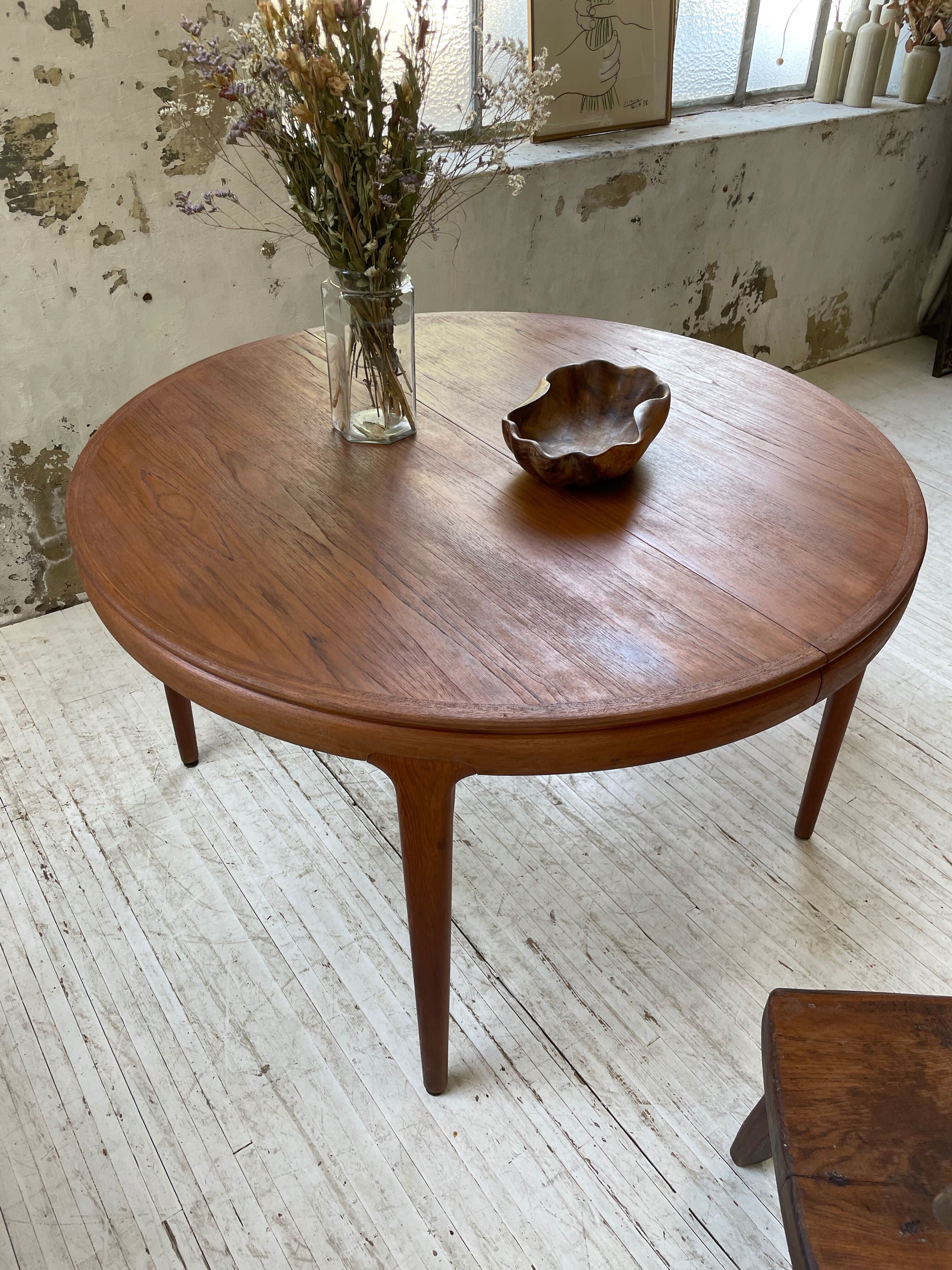 Round table 120-230 cm scandinavian samcom arne hovmand olsen