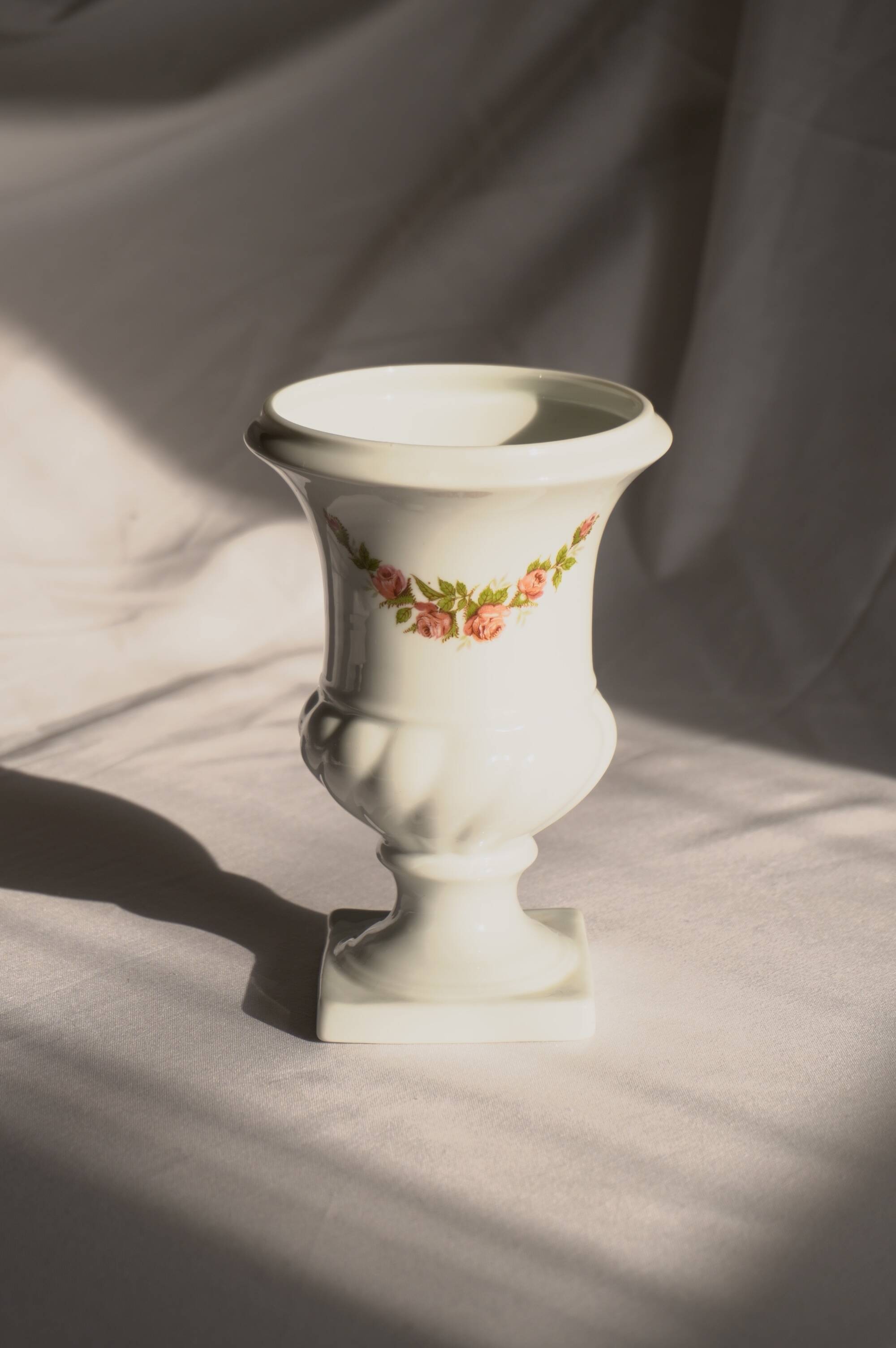 Médicis vase with floral decoration, made of Limoges porcelain.