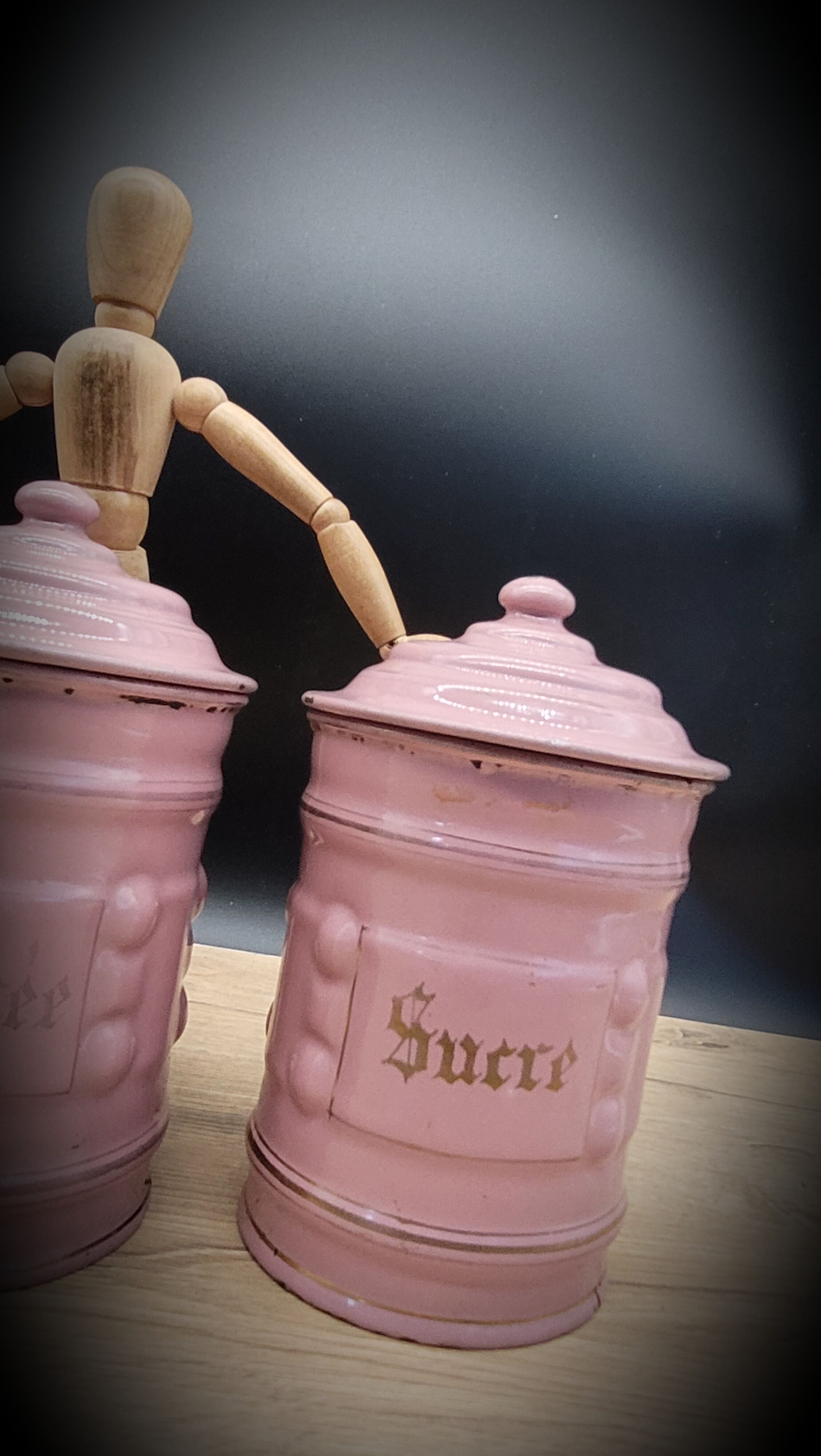 Trio pink enamelled pots