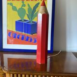 Pierre Sala, lampe de table postmoderne Pencil rouge, Ed. Vilac France années 1980