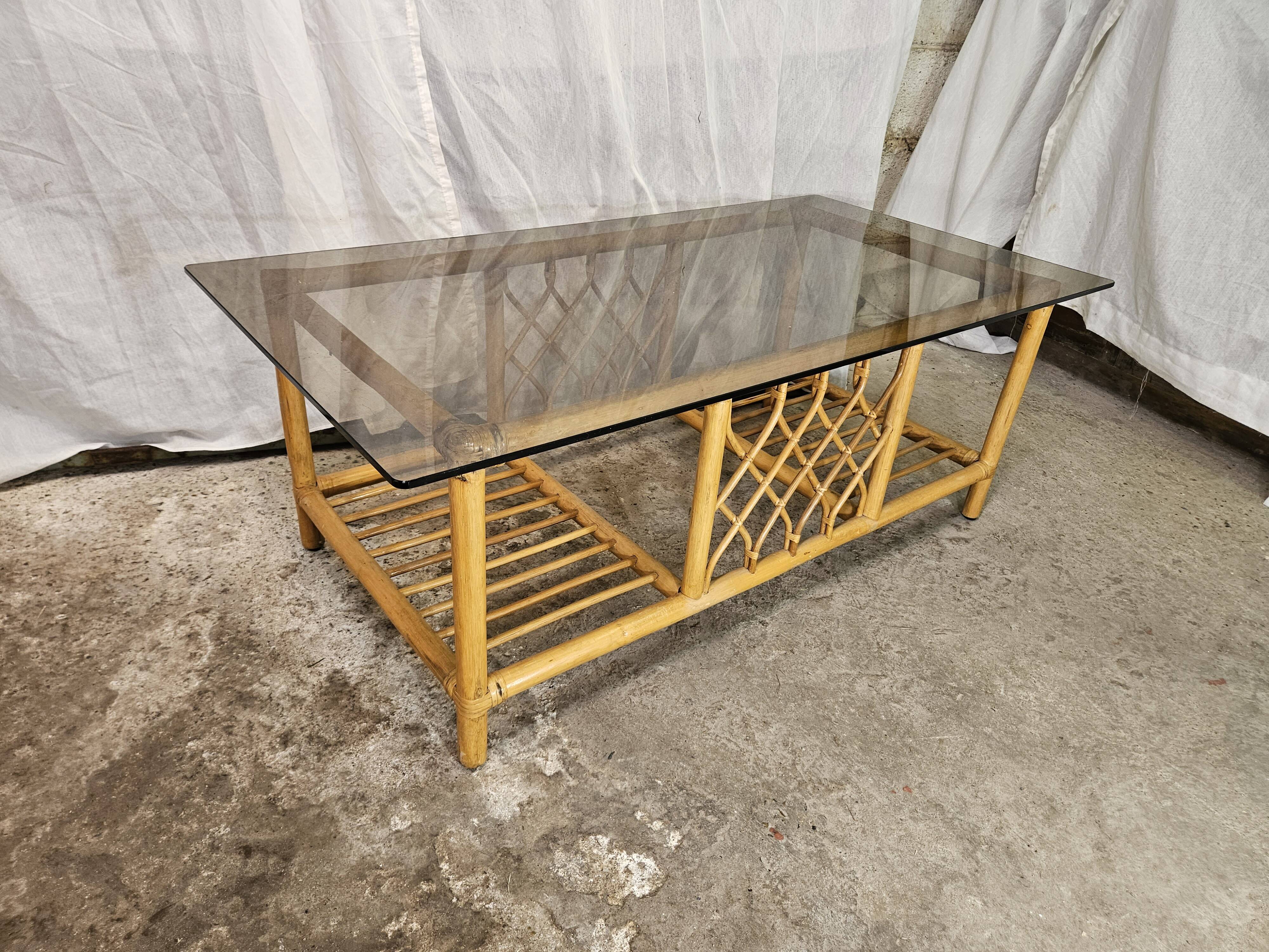Table basse en rotin dessus verre fumé 1970