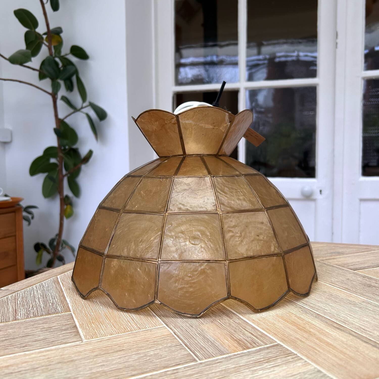 Gold mother-of-pearl pendant