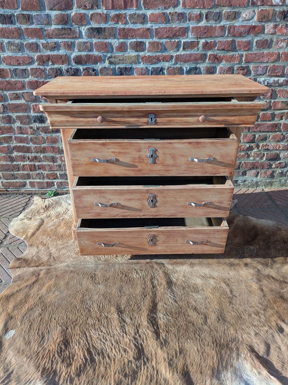 Chest of drawers