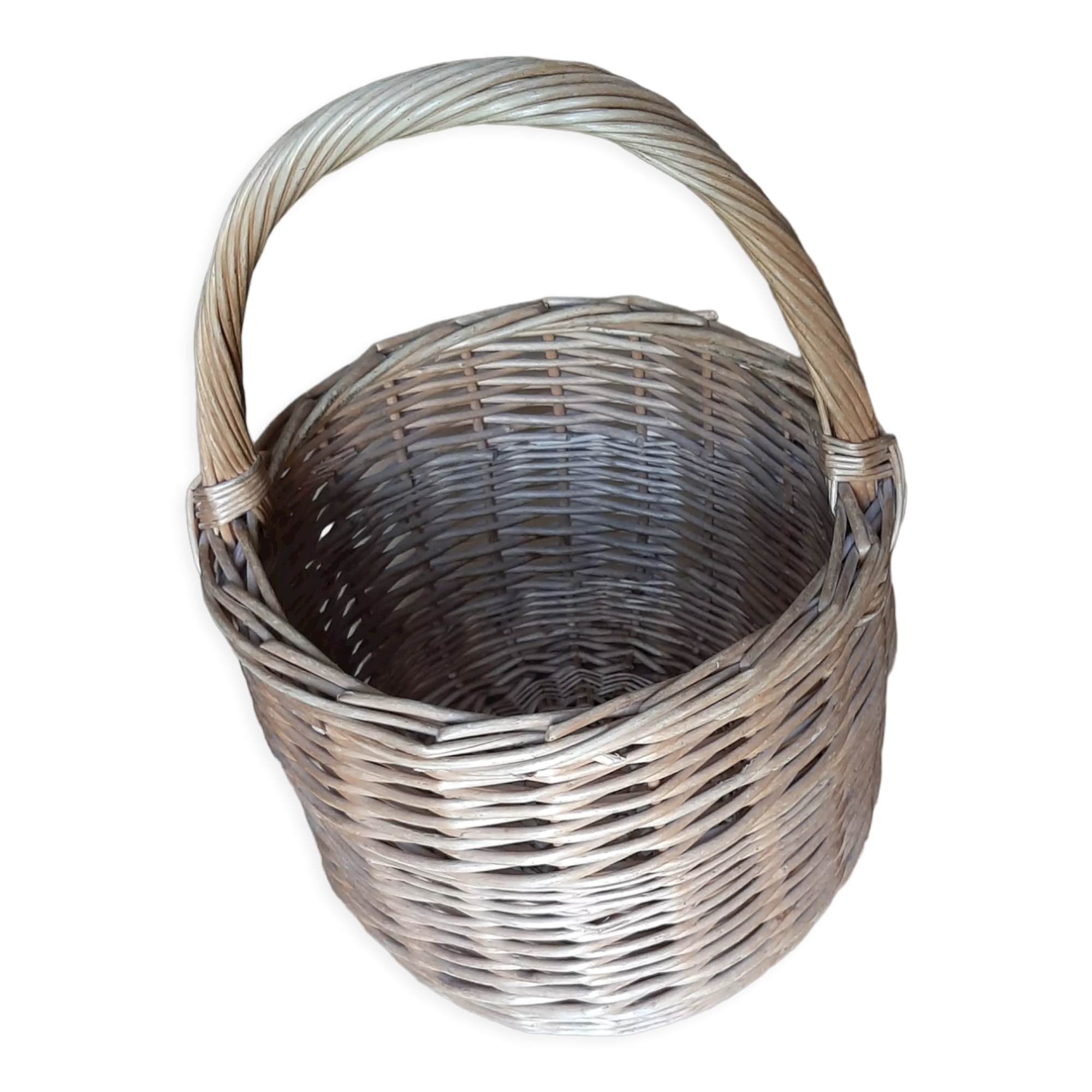 Round wicker basket from the Villaines les rochers cooperative
