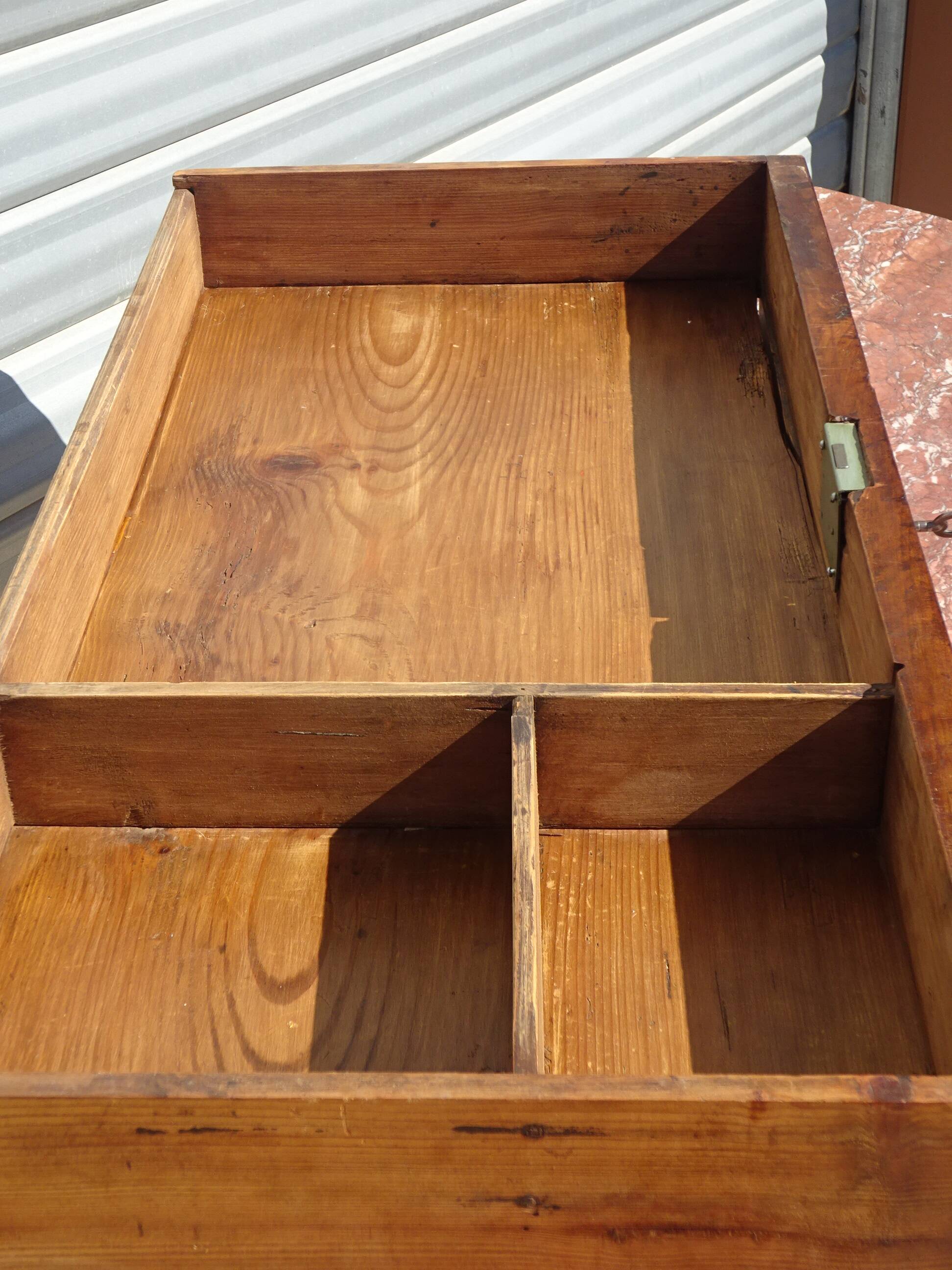 Console époque Restauration, style  Charles X en noyer avec marbre griotte