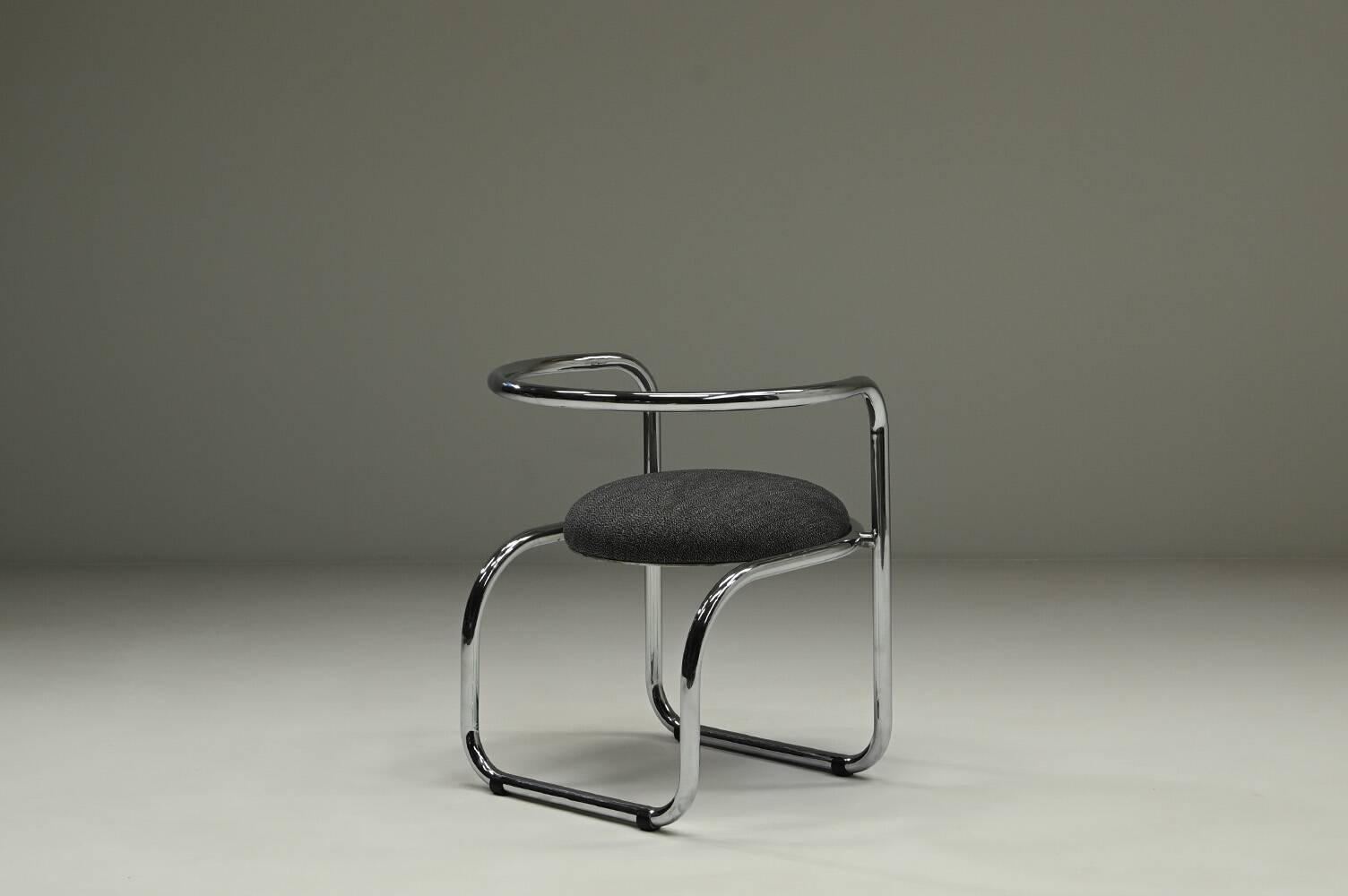 Set of 2 chrome side chairs, 1970s Italy.