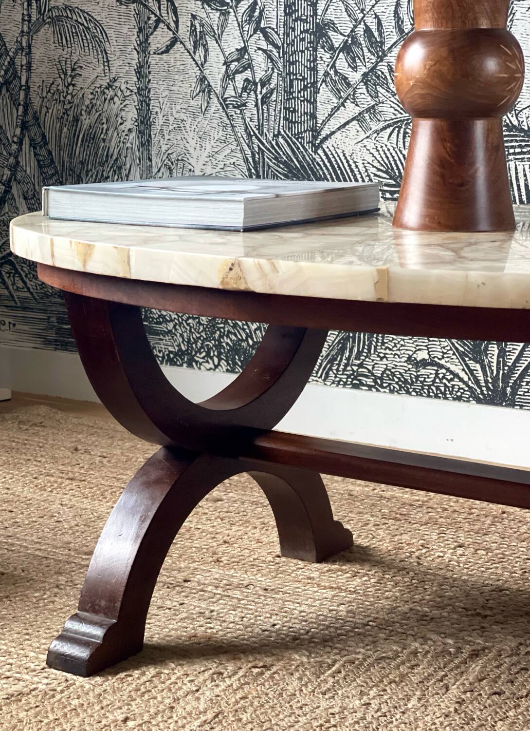 Coffee table in wood, marble and onyx.