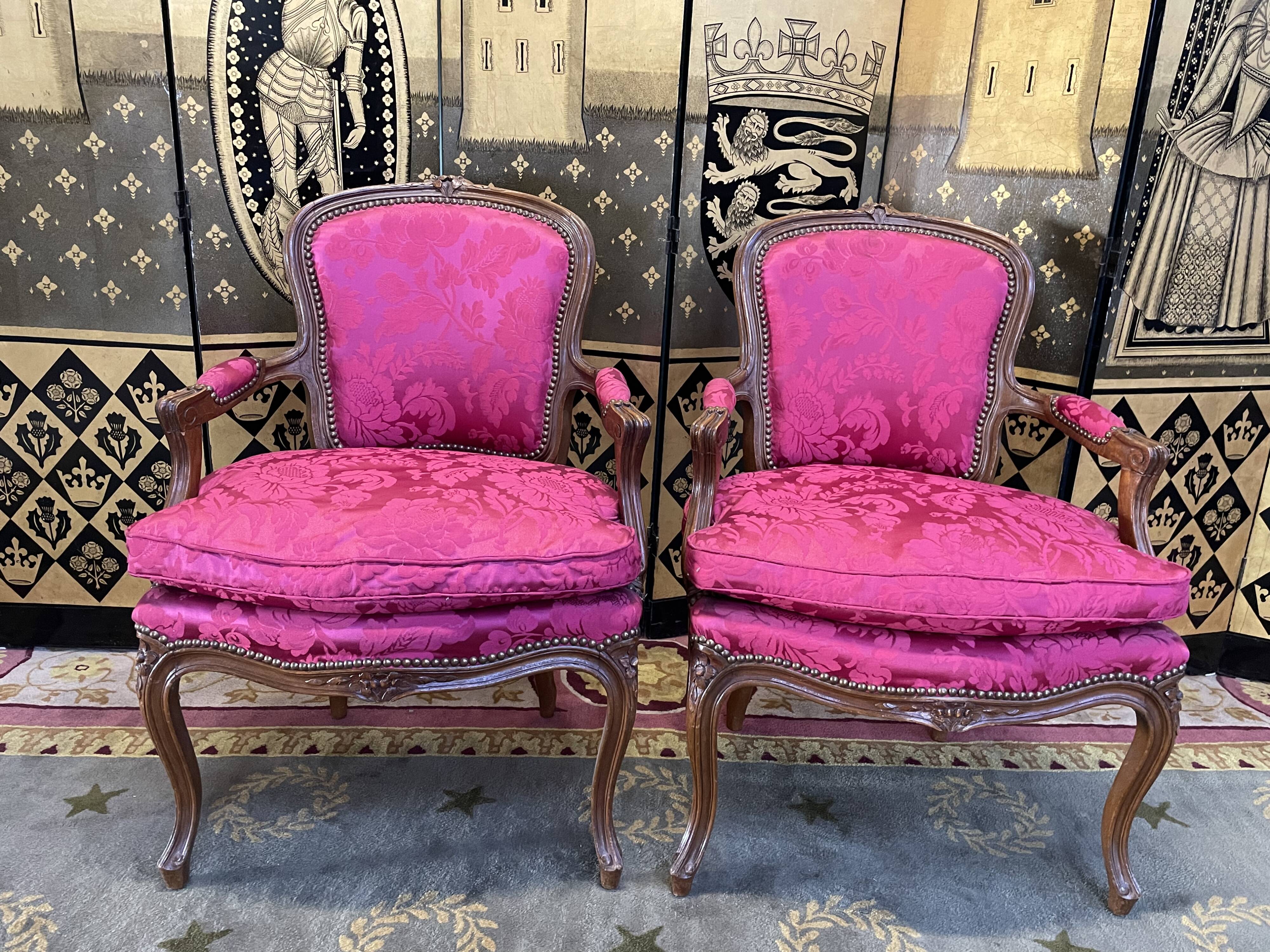 Paire de fauteuils cabriolets de style Louis XV