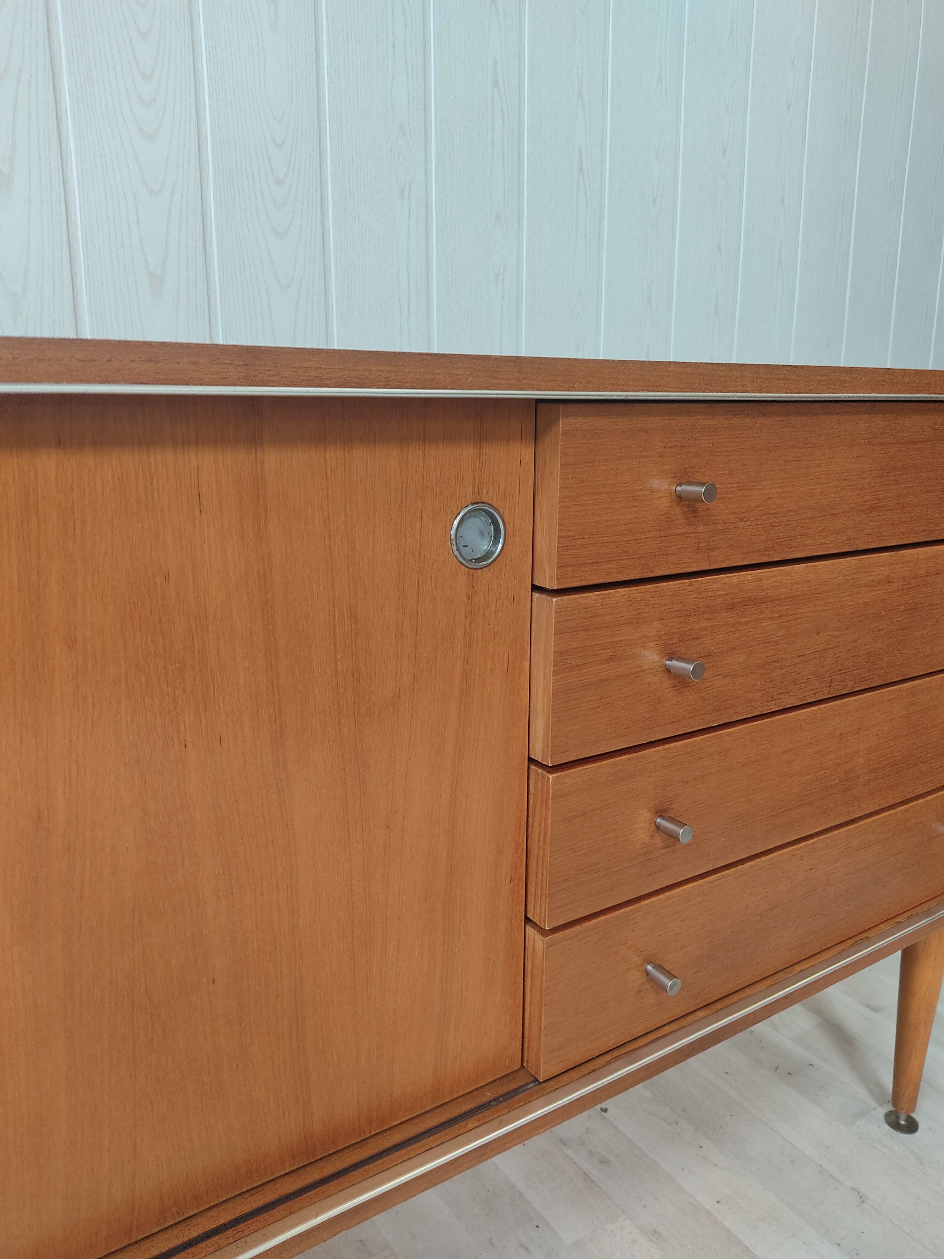 Vintage teak and ceramic décor