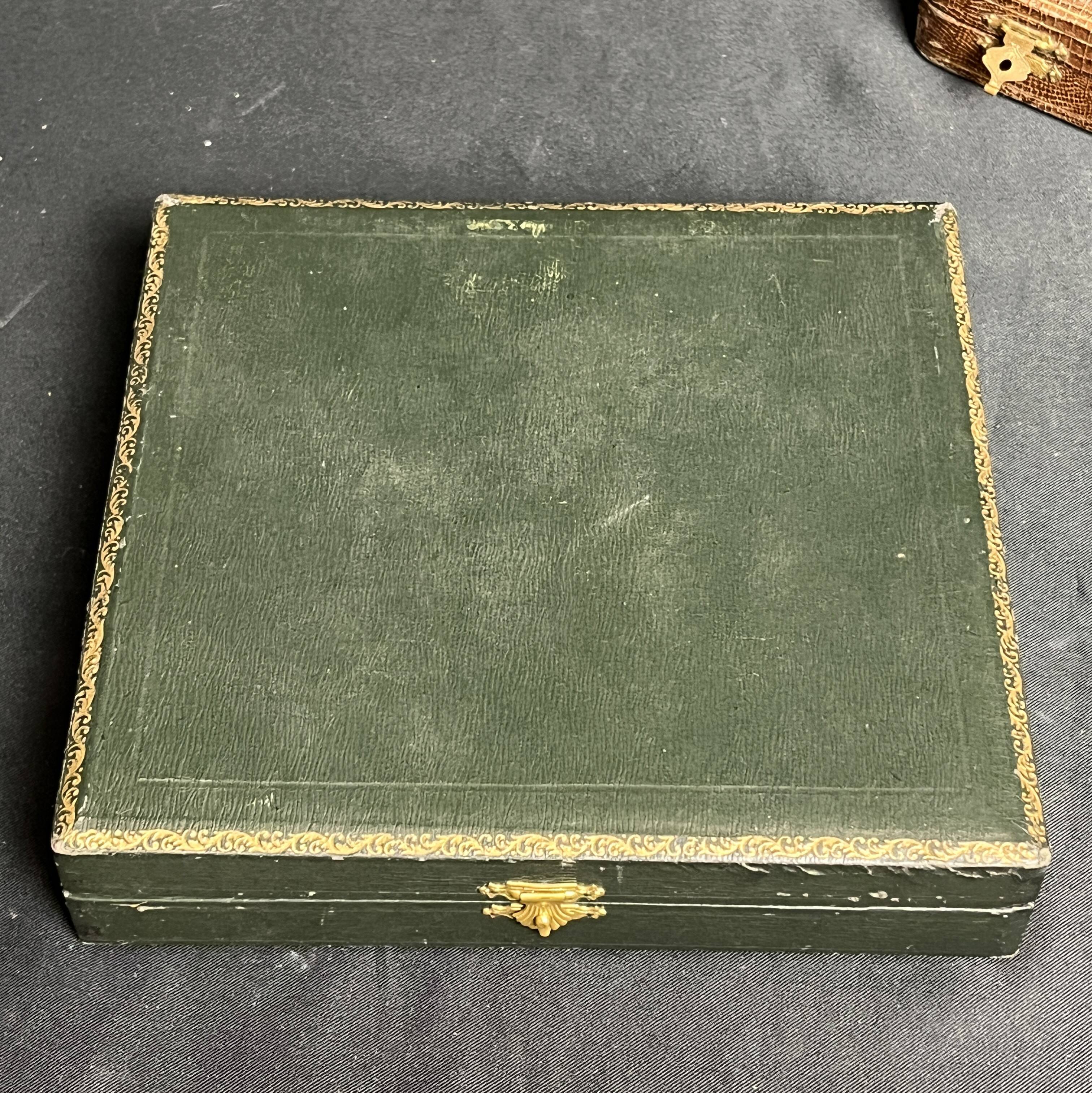 Tableware, twelve vermeil dessert knives in a case from around 1940.