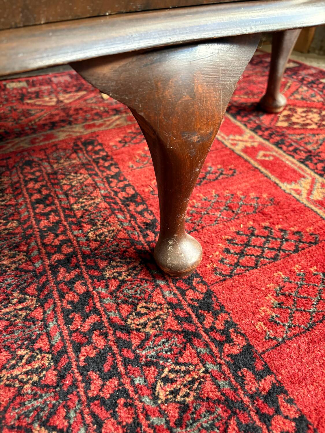 Antique English wooden display cabinet - Curved legs & 3 shelves